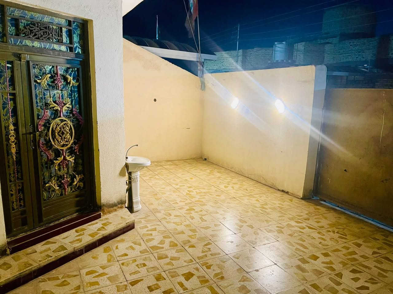 بيت • ٢٣٩م • التفيج