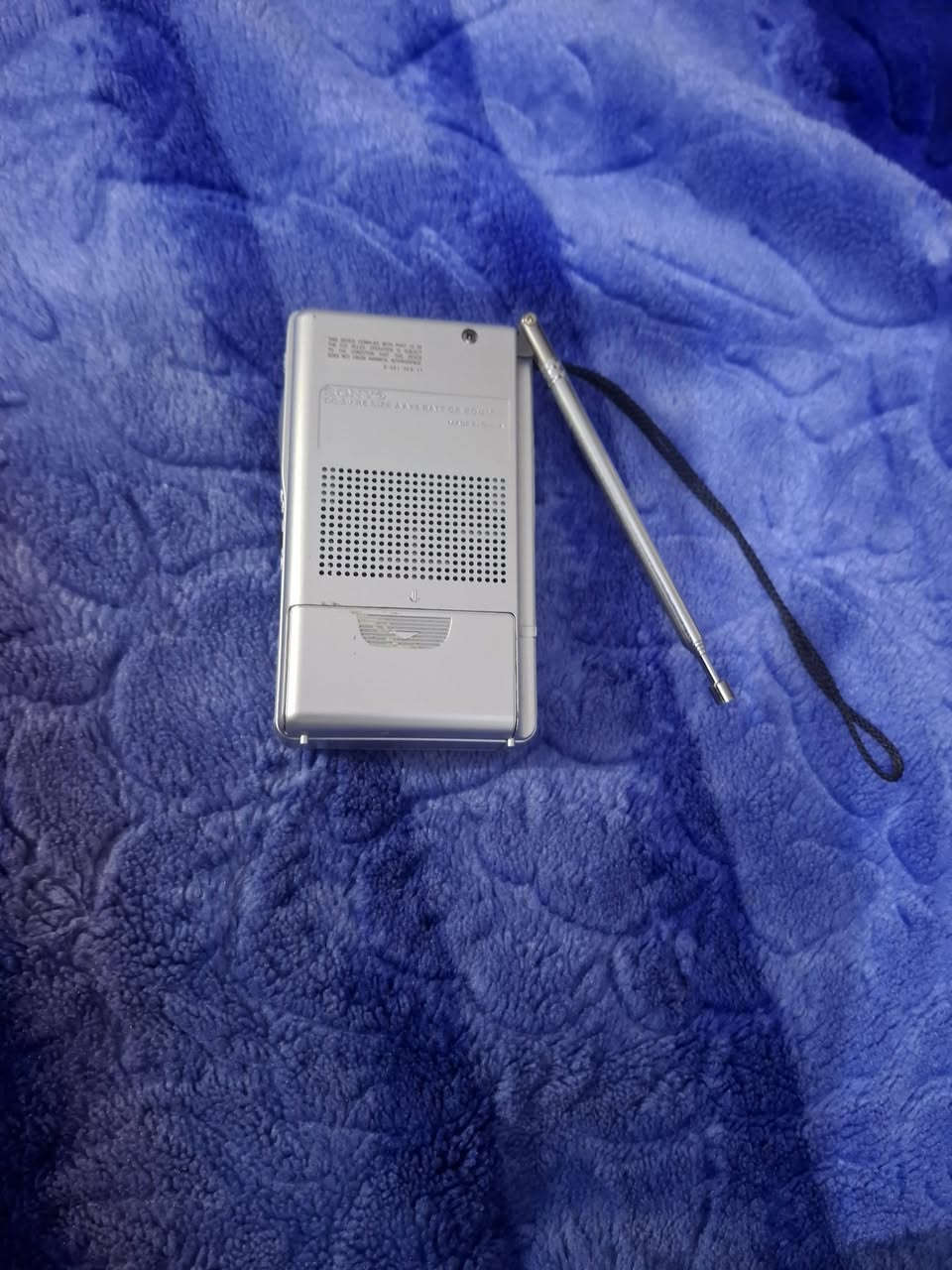 السلام عليكم للبيع راديو سوني نوعين صغير نظيف جدا موجتين AM.FM السعر ٥٠ الف مع التوصيل للاتصال واتساب ***********
