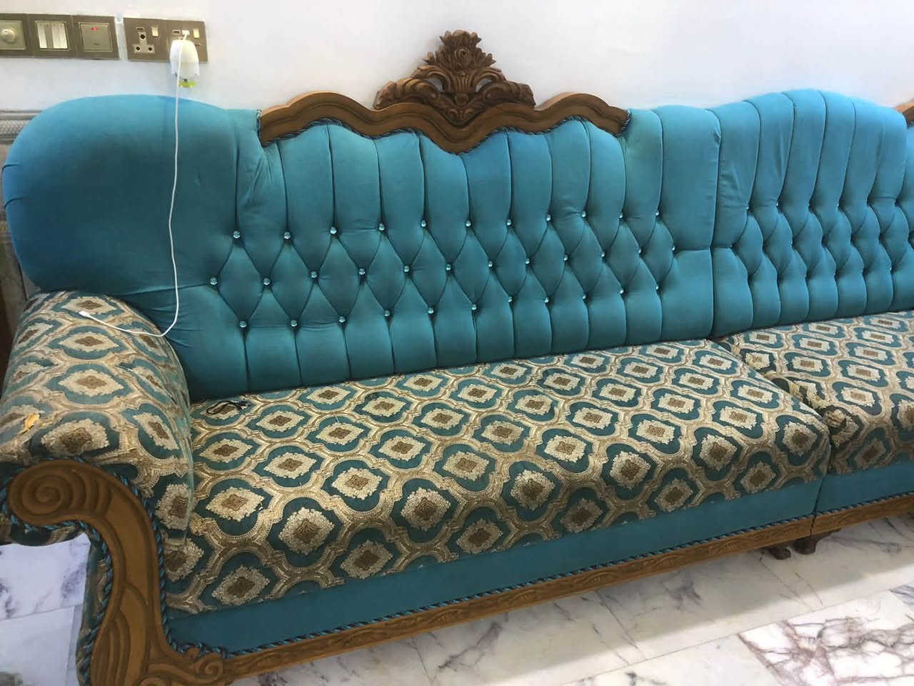 للبيع طقم كنب زاوية تركي 🛋️✨
لون تركوازي/أزرق مميز مع تطريز ونقوش أنيقة، وإطار خشبي محفور بتفاصيل فخمة.
الكنب نظيف ومحافظ عليه وحالته واضحة بالصور.
مناسب للصالات والمجالس ويعطي المكان شكل راقي وفخم 🤍
  السعر / مليون و٢٥٠) 
الرمادي الاندلس 

للجادين فقط، التواصل خاص على الرقم

***********
