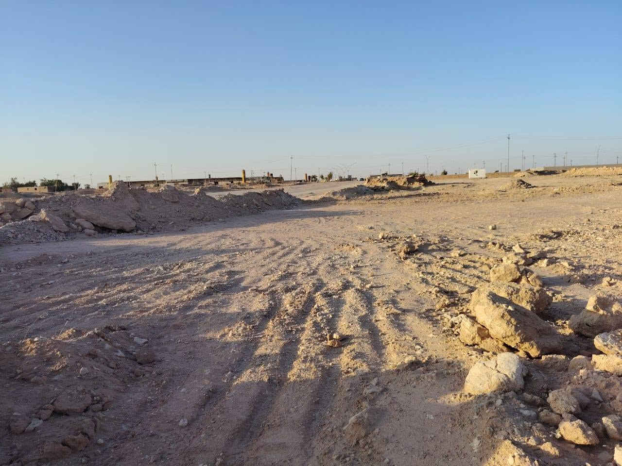 أربع قطع طبك للبيع طابو صرف في حديثة على الجسر الكونكريتي الرابط بين حديثة وحقلانيه على الشارع الرئيسي 
المساحة الكلية:1000م
السعر 35 مليون وبيه مجال
للاستفسار الاتصال على الرقم 
((***********))
((***********))
عنوان المكتب الانبار حديثة حي العسكري مقابل أسواق علي نصيف
