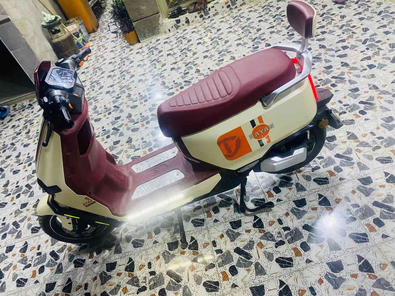 شحن • 6 بطاريات • 2000 واط