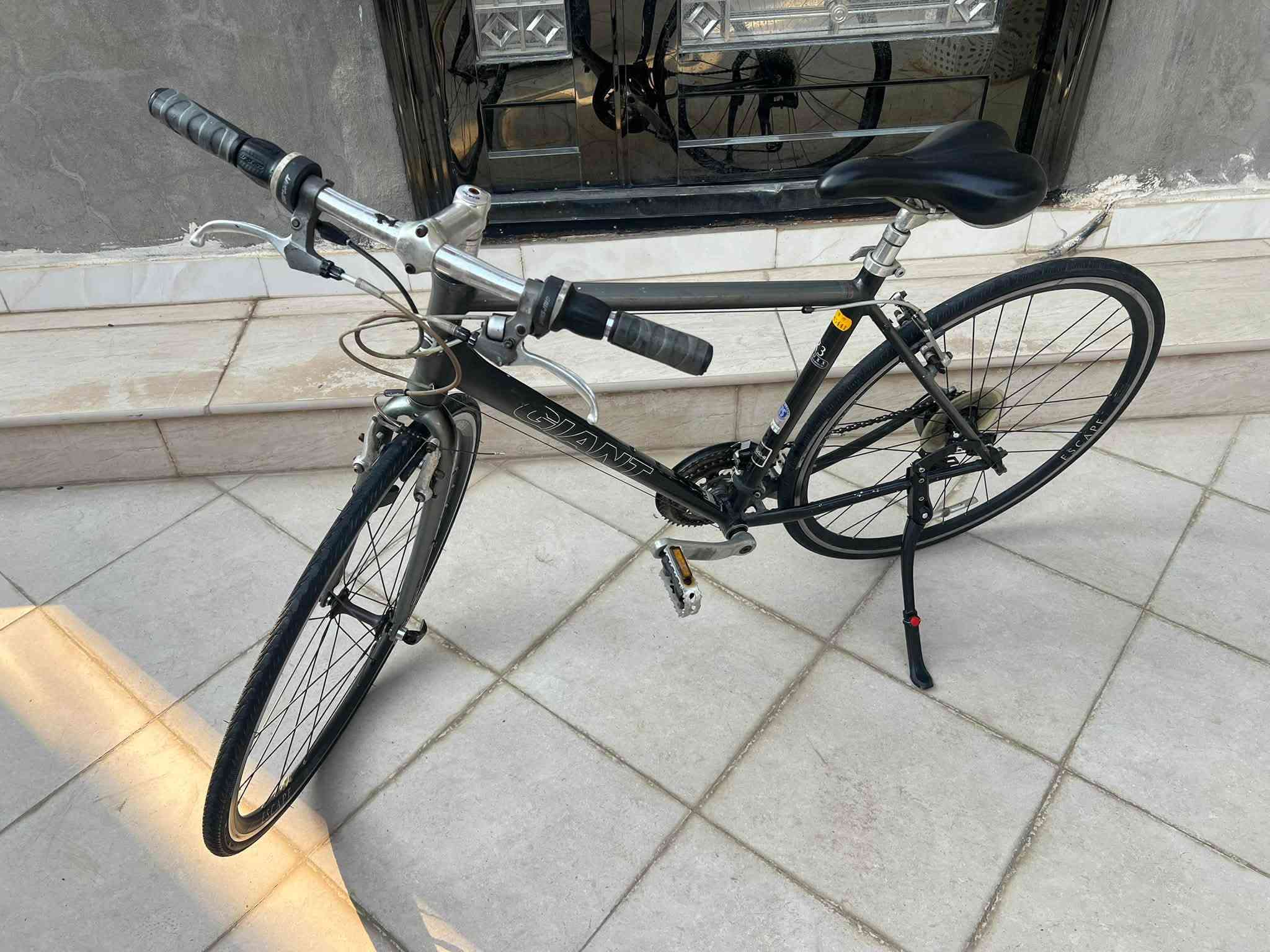 :

🚴‍♂️ للبيع دراجة Giant Escape – قياس M

دراجة Giant Escape بحالة جيدة، مناسبة للرياضة والتمارين والمشاوير اليومية، وخفيفة وسريعة على الشارع.

وياها ( خوذه + بك لايت+ بدله من BORA/Red bull  مع حشوه جل للمقعد)

🔹 الماركة: Giant
🔹 الموديل: Escape
🔹 القياس: M
🔹 قياس العجلات: 700C / 28
🔹 التبديلات الخلفية: SRAM X3
🔹 التبديلات: 3 أمامي × 8 خلفي
🔹 فرامل: V-Brake
🔹 إطارات Escape
🔹 كرسي مريح وقابل للتعديل
🔹 الدراجة جاهزة للاستخدام

مكاني بابل /الحله 
توصيل موجود
سعر220 الف وبيها مجال بسيط 
***********
