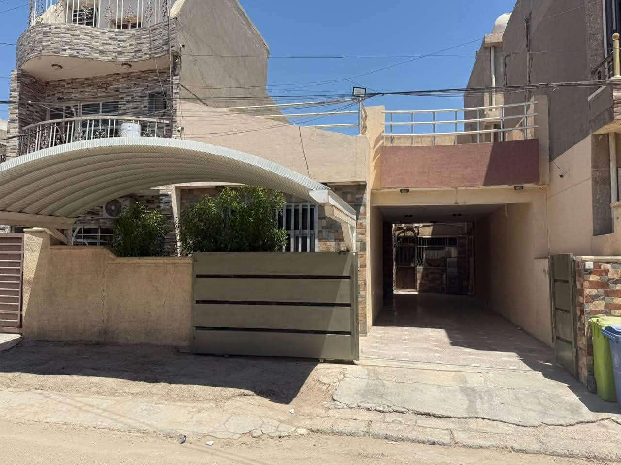 اعلان 🏠
✅قطعه للبيع مساحة ٢٠٠
 ✅واجهه ٨م 
✅نزال٢٥م 
✅خلف ١٢م في بغداد الدوره /جمعيه خير الله 
✅موقع ممتاز 
✅على شارعين يتكون الطابق الاول من مطبخ حار وبارد وغرفه معيشه وغرفه للضيوف وصحيات عدد ٢ مع غرفه نوم ومنور 

✅الطابق الثاني ٣ غرف نوم مع حمام واحد للتواصل والاستفسار الاتصال على الرقم 
*********** 
ابو يوسف
