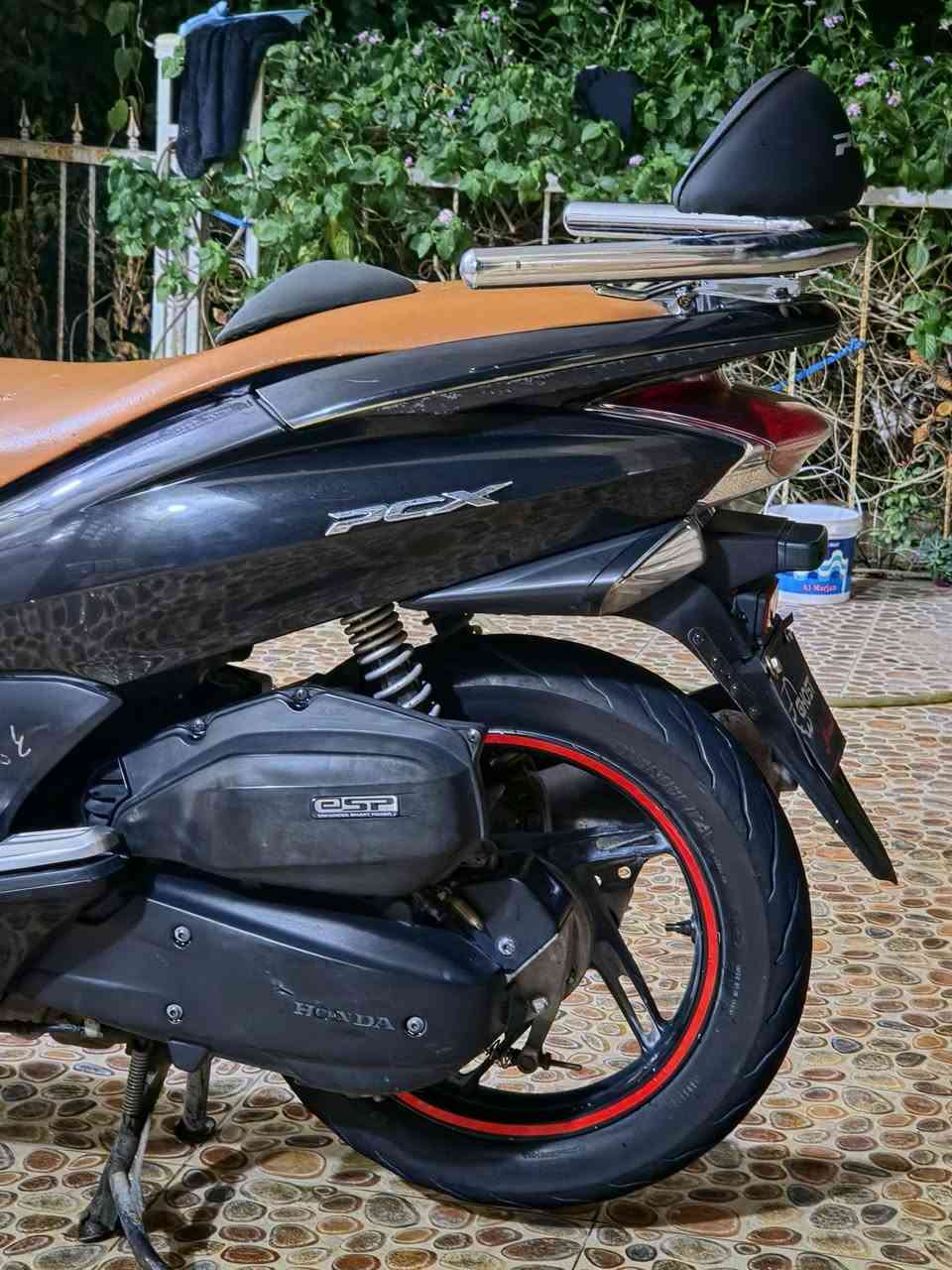 السلام عليكم للبيع او للمراوس HONDA Pcx جيل 1 لون اسود موديل 2016 فئة JF ياباني الاصلي محرك 125cc الدراجة ترايها يخبل وين ميعجبك مكينة بلادية السعر 1100 وبيها مجال للشراي العنوان ديالى بعقوبة تقاطع السادة للاستفسار الاتصال ع الرقم *********** متواجد ع خاص وعلى الواتساب ❤
