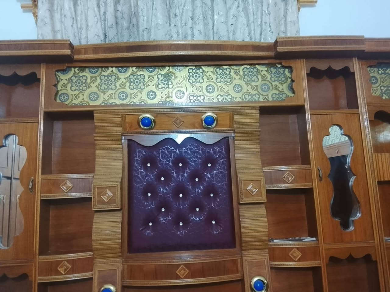 غرفة اخشاب للبيع مستعملة سنة واحدة نظيفة اخت الجديدة السعر ٩٠٠ الف وبيها مجال للاتصال ***********
