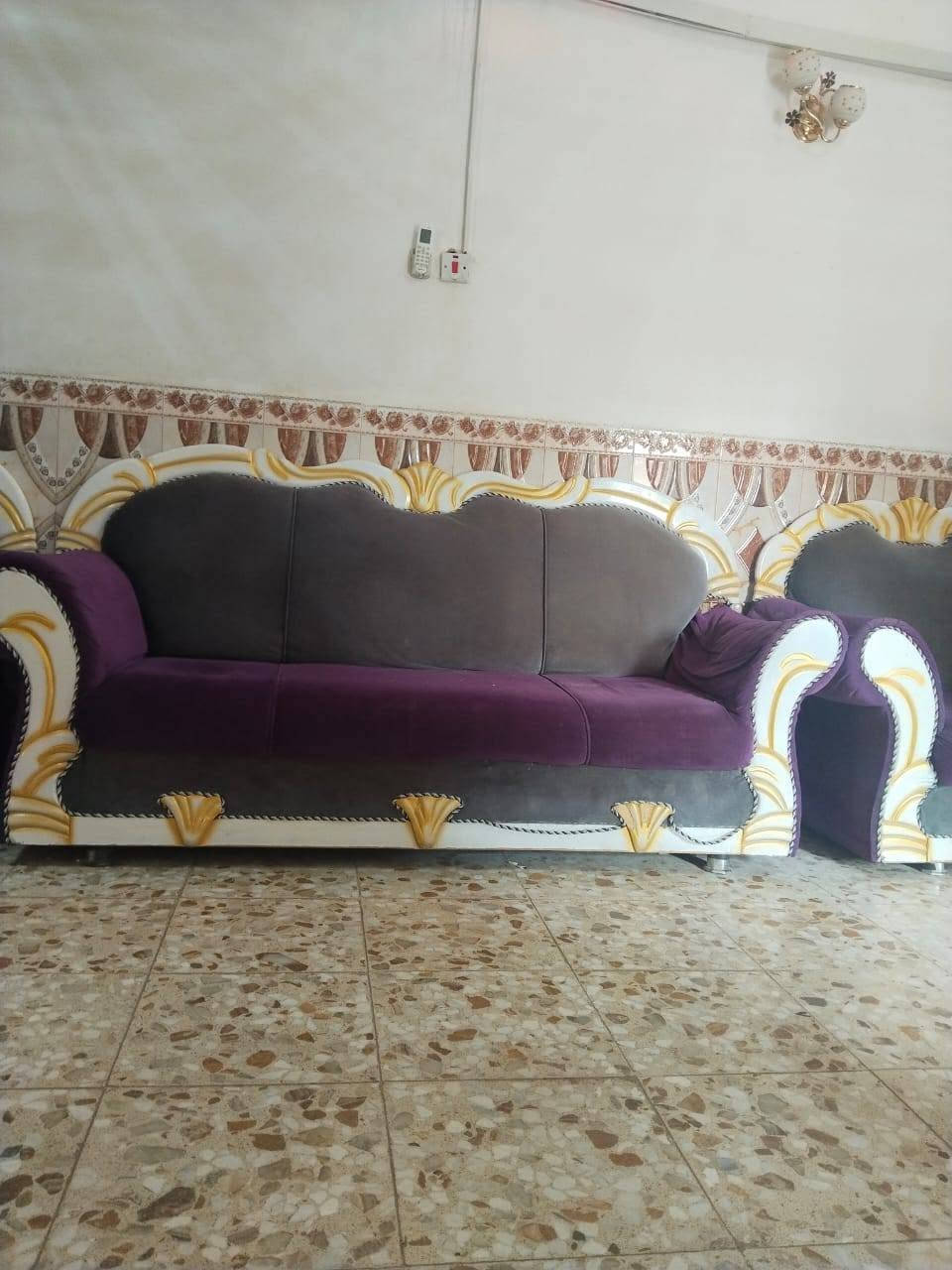 سلام عليكم عندي تخم اثنين كبار وأربعة صغار ٢٠٠ بيه مجال الرقم ***********
