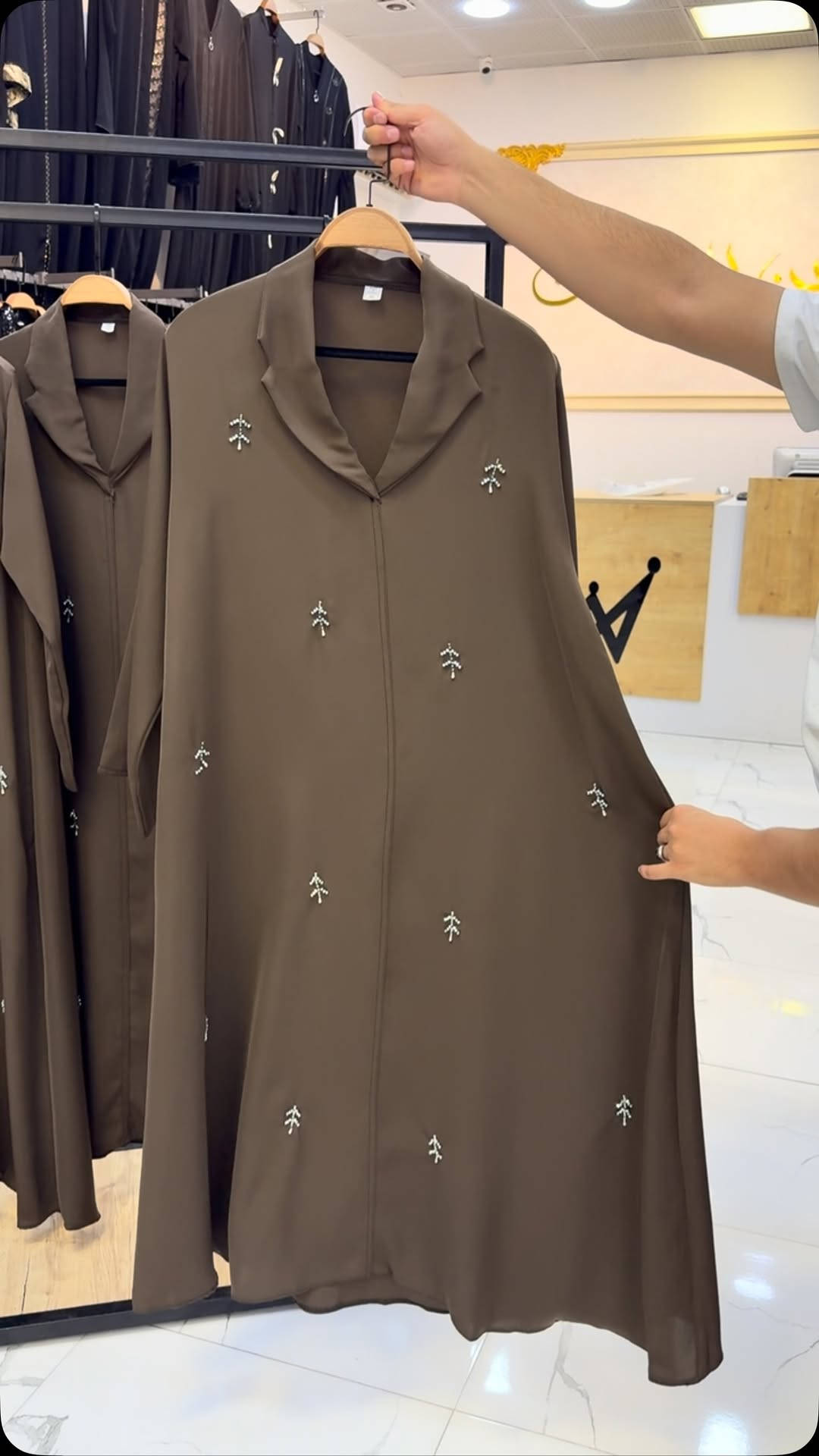 قمة الاناقة والجمال والرُقي هاي العباية 😍
عباية النمنم تطريز يدوي 🤎🥹
قماش انترنيت كويتي 
قياسات 52_54_56_58
للحجز اخذ صوره للموديل ومراسله على الخاص او واتساب ***********
يوجد خدمه توصيل لكافه محافظات العراق 🇮🇶
