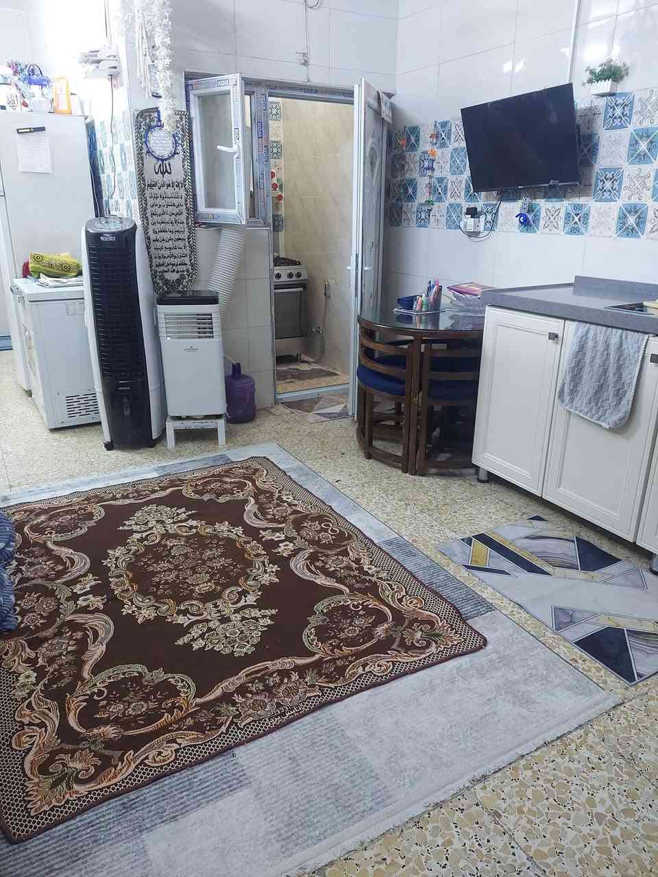 السلام عليكم بيت للبيع مساحه ٧٥متريحتوي ع صاله وحولي وغرفتين ومطبخ وملحقاته طابق ونص عنوان بغداد شرطه رابعه الاستفسار ع خاص والبيت طابوصرف رقم***********
