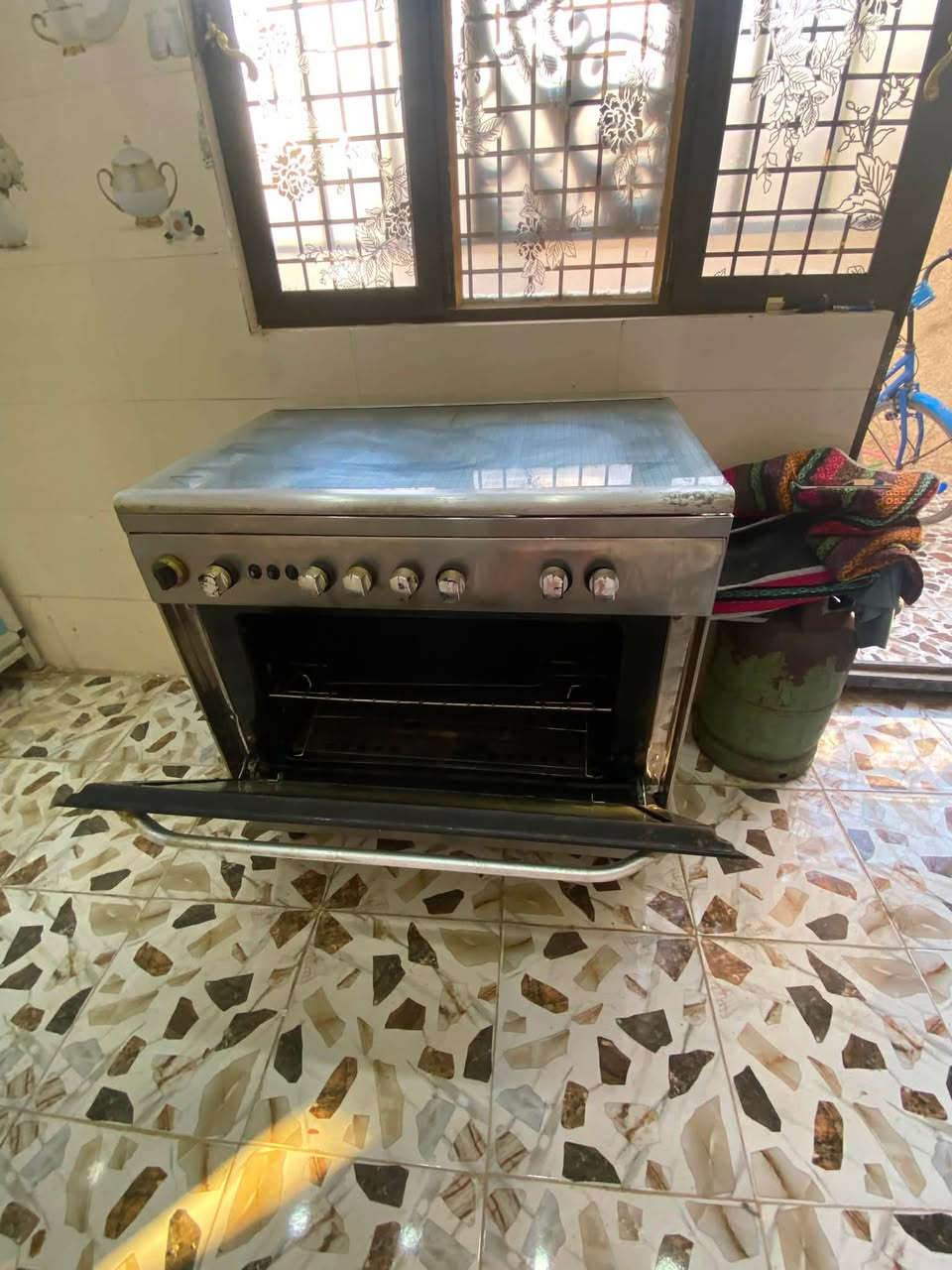 غراض بيت كامله للبيع تريدهن شلع اداريك بالسعر 
كاونتر جديد مترين ونص قياسه 
طباخ 5 عيون جدييييد و الفرن شغال 100‎%‎ 
ثلاجه جديده و صور الثلج تحكم 
غسالات 2 وحده جبيره و الثانيه وسط 
اتصل و متخسر شي اريد ابيع متوازي 
***********

