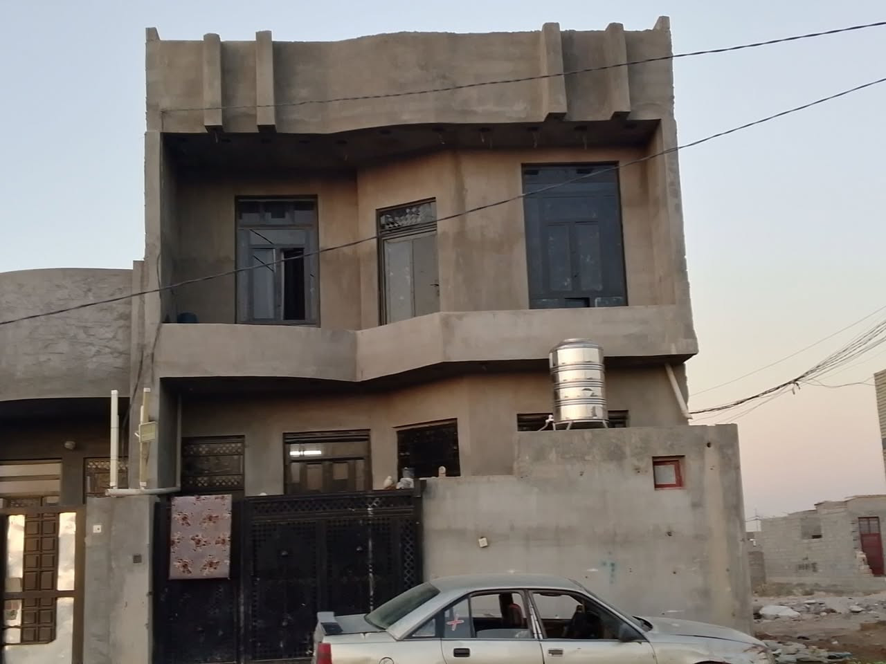 بيت للبيع مساحه 130 طابو زراعي 25 قرب جامع العابد وقرب شارع اربعين يتكون من 4 غرف نوم وصالتين ومجاميع صحيه عدد 3 ومطبخ واستقبال ومنور ولوندري كامل من كلشي سيراميك ارضيه  وجدران طابقين يباع مع الاثاث وبدون الاثاث السعر70وبي مجال لشراي للاستفسار الاتصال على الرقم كورك *********** واثير***********
