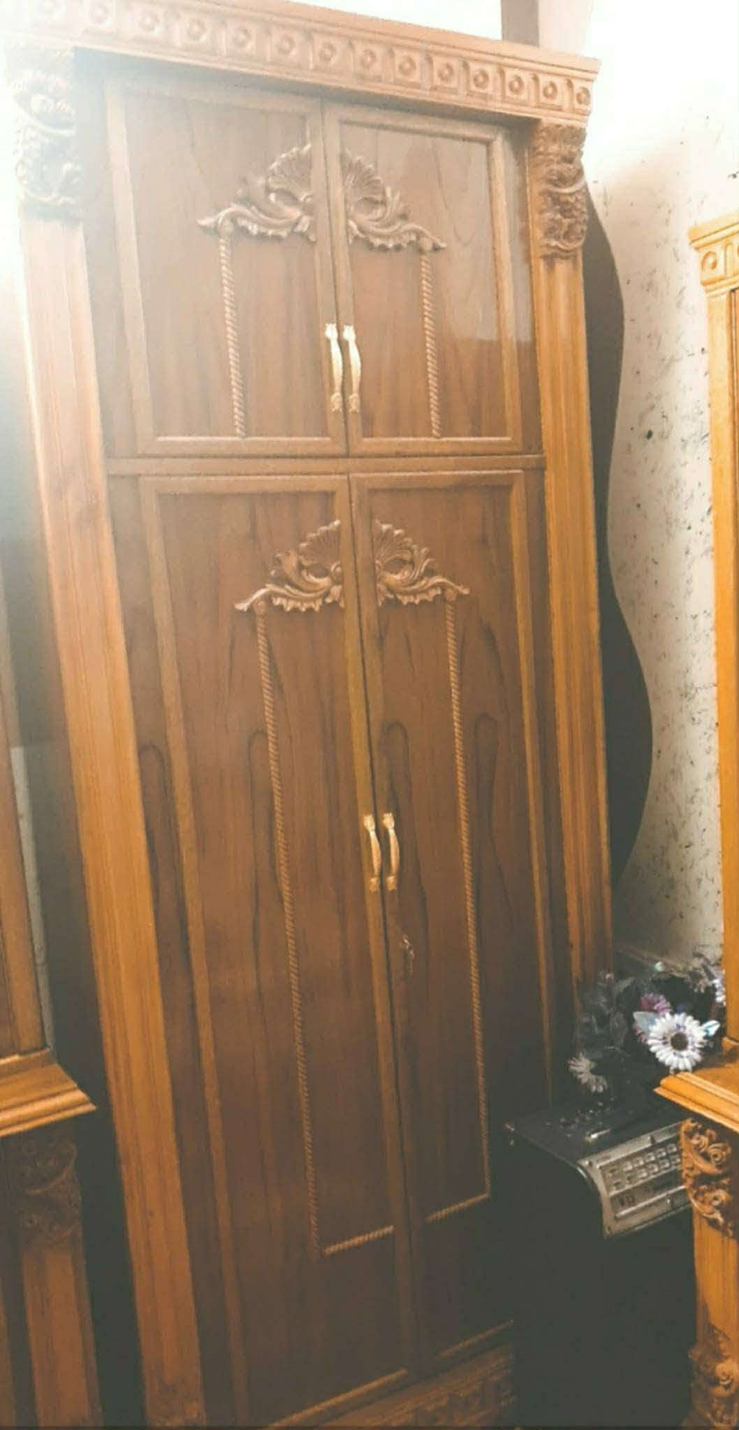 غرفة نوم صاج عراقي فاخرة (ثقيلة وجديدة)
تفاصيل الغرفة:
​الخامة: صاج عراقي طبيعي ثقيل (خشب جام/زأن متين) مقاوم للرطوبة والحرارة.
​التصميم: كلاسيكي فخم بحجم ضخم وهيكل قوي ومثالي للمساحات الكبيرة.
​المحتويات:
​سرير ضخم مع رأسية (دوشمة) خشبية مشغولة بحرفية.
​كمدينو (عدد 2).
​خزانة ملابس (كُنتور ٦ ابواب) واسعة بفتحات متعددة ورفوف ثقيلة.
​منضدة تزيين (تواليت) مع مرآة واسعة  ومكتبه وأدراج متعددة.
​شفاطة/ميز إضافي للتخزين.
​الحالة: ممتازة جداً بحالة الجديد (استخدام حشيم وبدون أي عيوب).
المكان: [بغداد الدوره ]
السعر: [مليونين وميتين] عراقي (قابل للتفاوض البسيط للجادين).
​للتواصل والحرص على المعاينة:
يرجى الاتصال أو المراسلة عبر الواتساب على الرقم:  ***********

