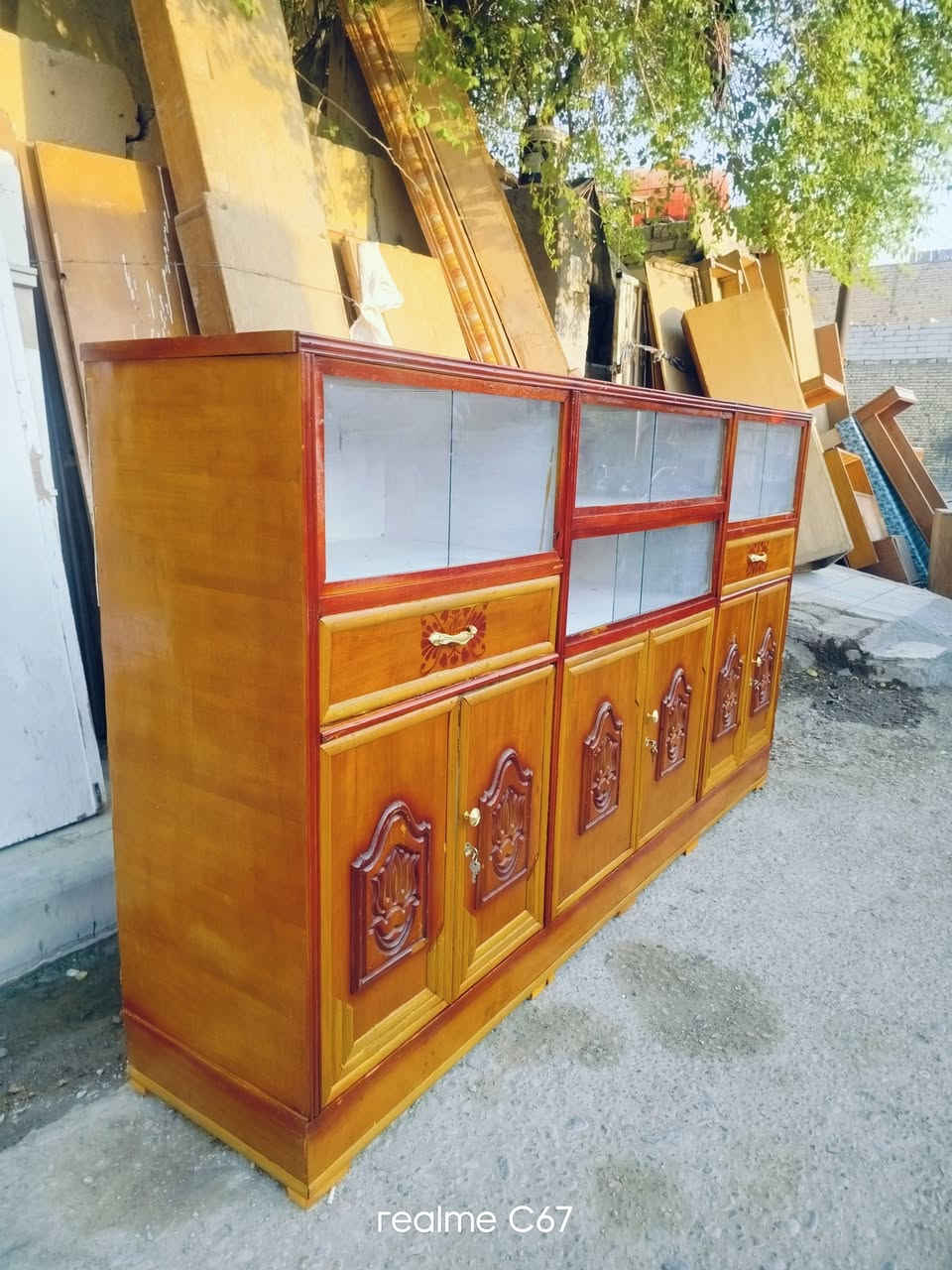 بوفيه صاج تزكام مترين ونص السعر/125الف للتواصل العماره حي النداء/***********

نص مكتوب في الصور:
- realme C67
