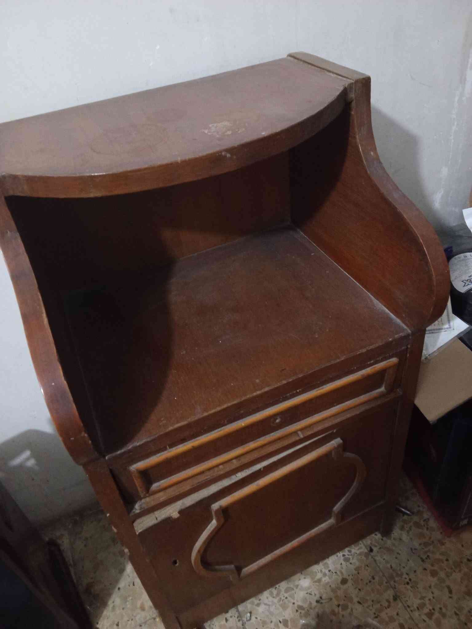 للبيع غرفة اخشاب كاملة مع تخم بالاضافة الى كنتور و ميز و معرض اثاث  المكان بغداد الغزالية *********** مستعجل عله البيع لان عندي بناء

