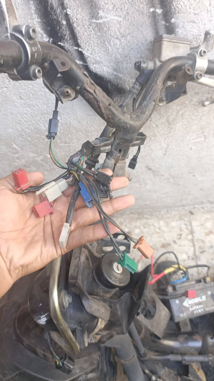 سلام عليكم مو جوه سوك جوة قندرة هههههههههههه 
اكسل ب 25 تعال افتح 

كور نضيف من كلشي ب 30 

صدر مال نثيه نضيف ب 15
 
ستين و ماكشه و شاصي مال نثيه ب 25 

ضفيرة اله تبجي مفولهههههههه ويها كويل و عقل و جوزة ب 40 كلشششششش نضيفه 
 
💥 بغداد مدينة صدر كيارة عندي توصيل جميع محافظا 💥

ويل امامي و بي تاير نضيف 90% ب 40 جاي نباع بس تاير ب 30 والله 

بس ويل خلفي ب 25 

سواد مال نثيه نضيف يخبل ب 20  بطن و كاعيه و ماكان الباتري هم 

فاكيوم اله يموت مال تفصيخخخخخخخخخخخخخخخخخخخخخخ بحت 
30 اله عوجان 
جنطه مال فحل ب 15 

عندي عقل ثنين مال نثيه الواحد على 20 على شغل هم 
0774956915

نص مكتوب في الصور:
- بيها هذا كسر بس اي تاثير ماكو اهل مصلحه يعرفون