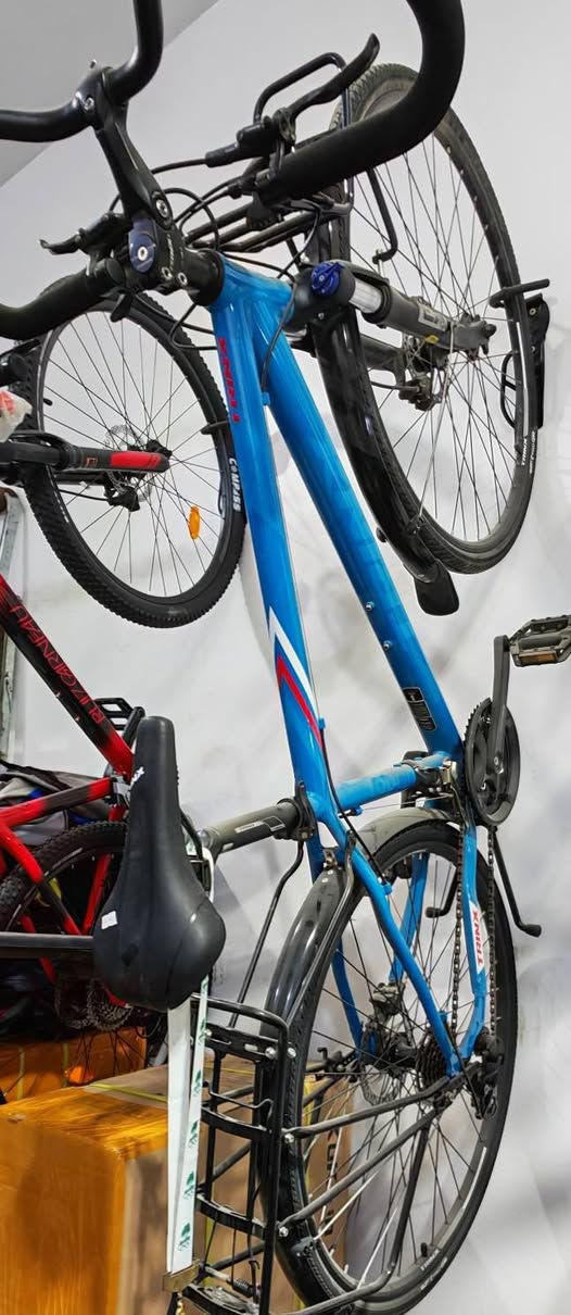 السلام عليكم 
🚴‍♂️ دراجة TRINX مجهزة بالكامل (حالة ممتازة)

​📌 المواصفات الأساسية:

​الماركة: TRINX (ترينكس) original

​اللون: أزرق مميز

​نوع المقود (الستيرن): مقود فراشة (Butterfly Handlebar) مخصص للمسافات الطويلة والرحلات لراحة اليدين والظهر

​نظام التغيير (الشفترات): شيمانو (Shimano) أصلي لتغيير السرعات بسلاسة

​نظام المكابح:  (Shimano) دهن فرامل ديسك (Disc Brakes) استجابة وقوة عالية

​المساعدات (الجامبينات): ماص صدمات أمامي مع قفل (Lockout) لراحة أكبر أثناء القيادة

​🎒 الإضافات والإكسسوارات المرفقة:

​رفوف أمتعة: رف أمامي وخلفي ثقيل لحمل الحقائب والأغراض

​واقيات طين (جاملغات): أمامي وخلفي حماية من الماء والأنفاق

!!!! و استعمال قلييل اقل من 10 طلعات و بوكته اشتريته جديد كلفني 475 الف
و سبب البيع عدم التفرغ 

​💰 السعر :

​السعر المطلوب: 390,000 دينار عراقي (390 ألف) (قابل للتفاوض البسيط للجادين)
 
للتواصل و الاستفسار ***********
