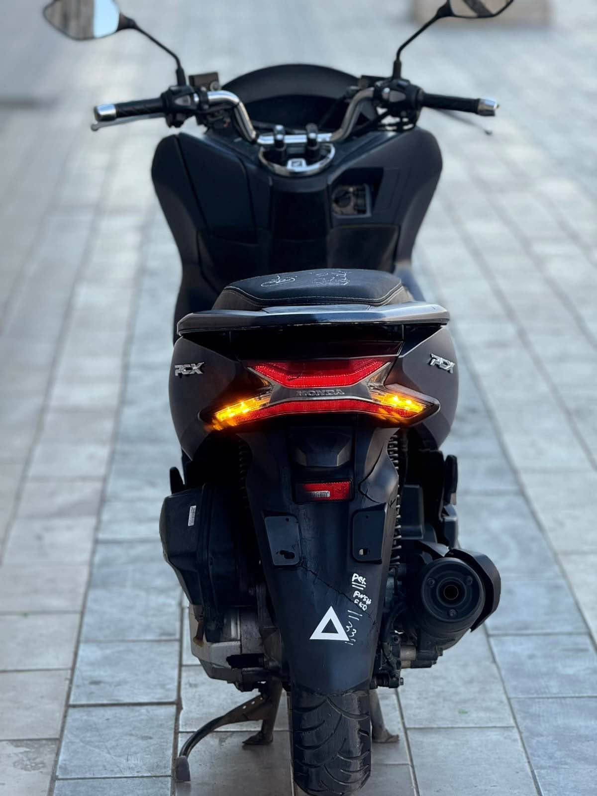 للبيع دراجه pcx  جيل ثالث بصمه الحديث  مكينه 150 حساس حرف A نوزل خطين ستان كهربائي ماشية18 الف زيرو الدراجه مال بيت حساس ازدحام دراجه جديده  حساس شلعه معدل خير من الله دراجه تتعب تكول جديده مال جناي  مكان بغداد الكرخ السعر مليون و900 وبيهه مجال والاستفسار *********** بغداد, العراق

