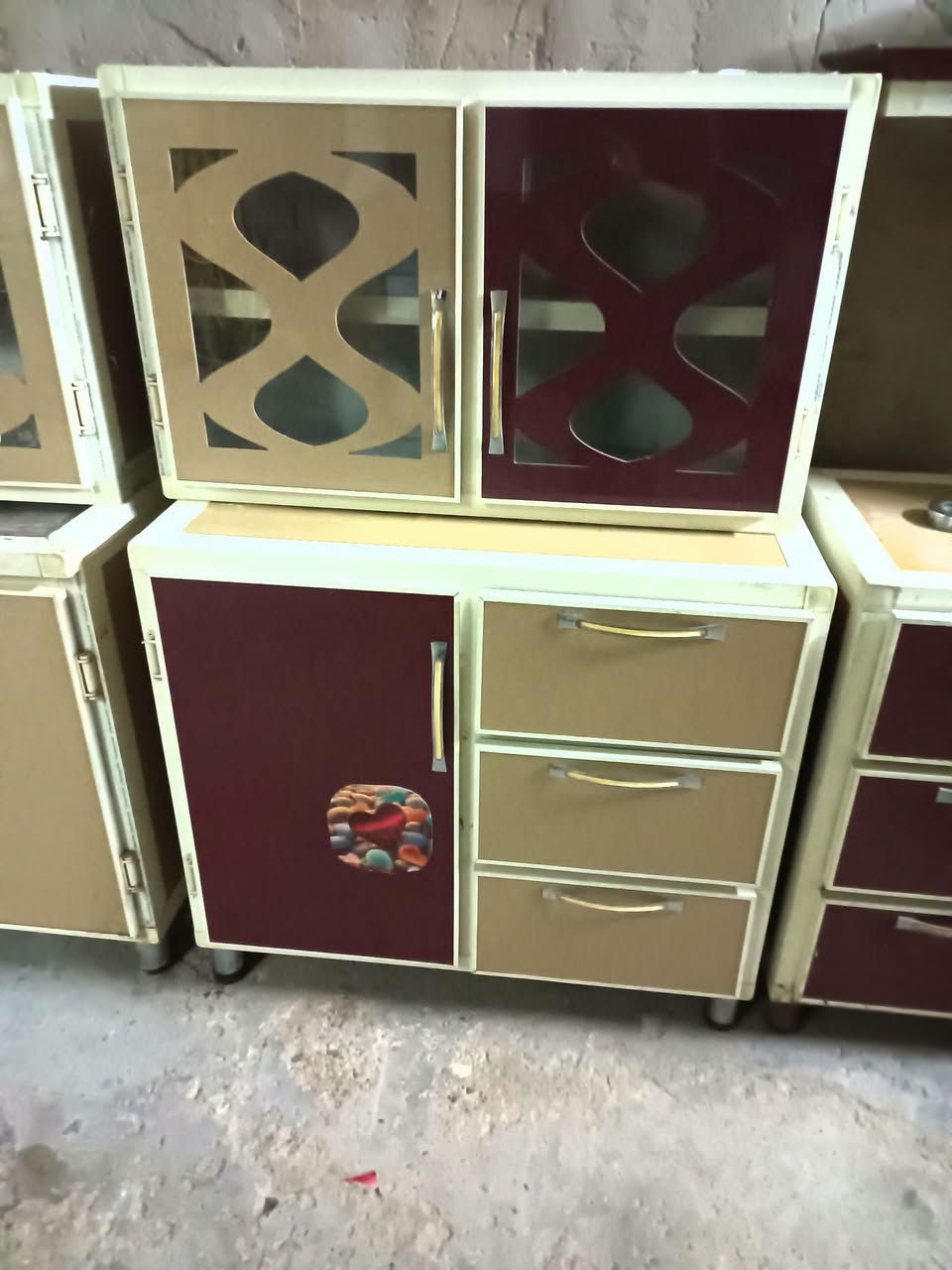 عندي كاونتر6قطع قطعتين مترين ونص وقطعتين متر وسنك متر و10 اللبيع مكاني بغداد أبو دشير ***********
