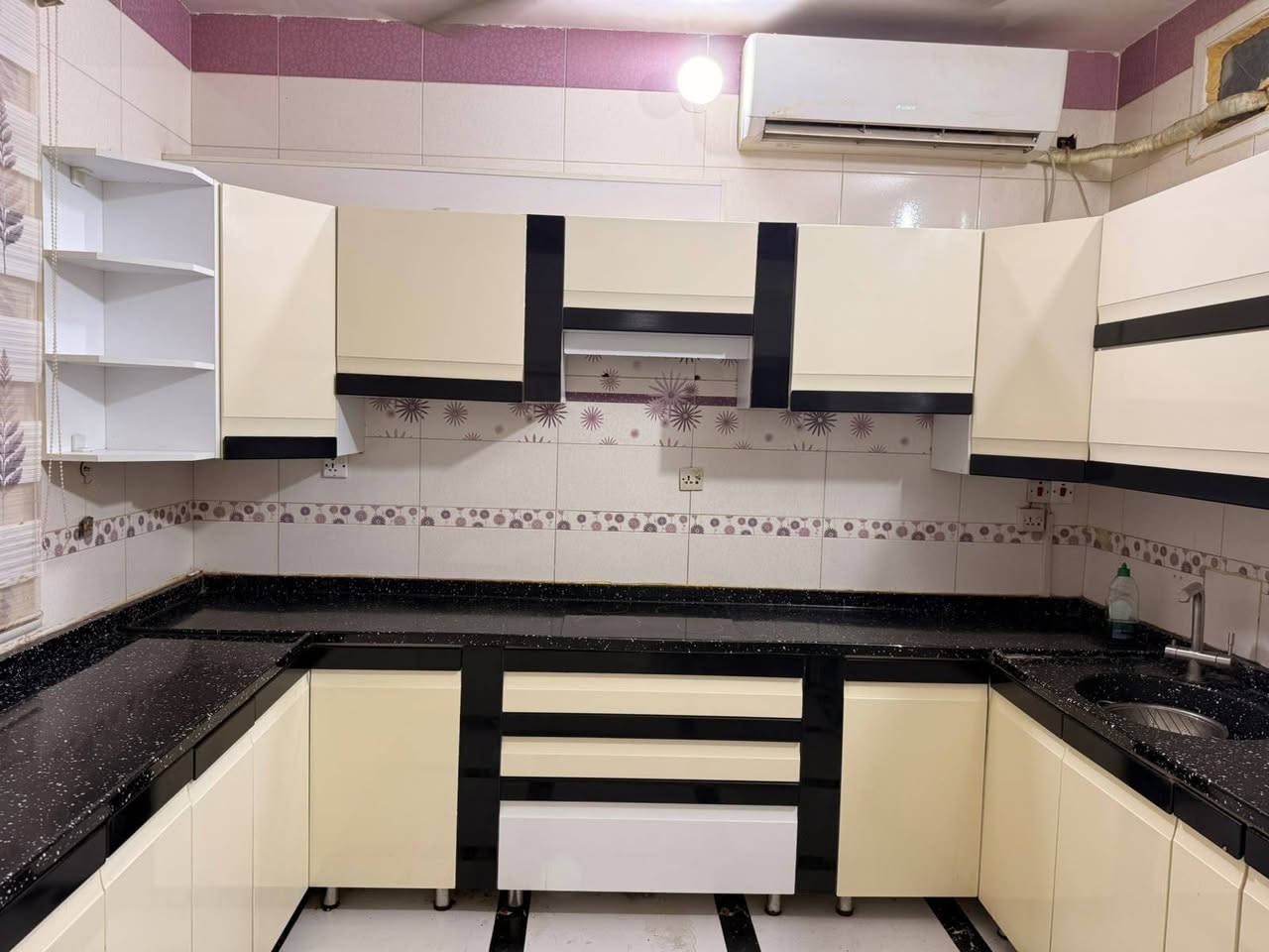 كاونتر للبيع في الناصريه
كاونتر مطبخ MDF ألماني، منفذ لدى شركة Beauty Home (بيوتي هوم).

المواصفات:

* 🇩🇪 MDF ألماني.

* سطح كوارتز طبيعي.

* التصميم كامل ومتكامل مع الخزائن العلوية والسفلية.

* القياسات موضحة بالصور.

* جاهز للبيع مباشرة.

السعر: مليون و750 ألف 

للاستفسار

***********

