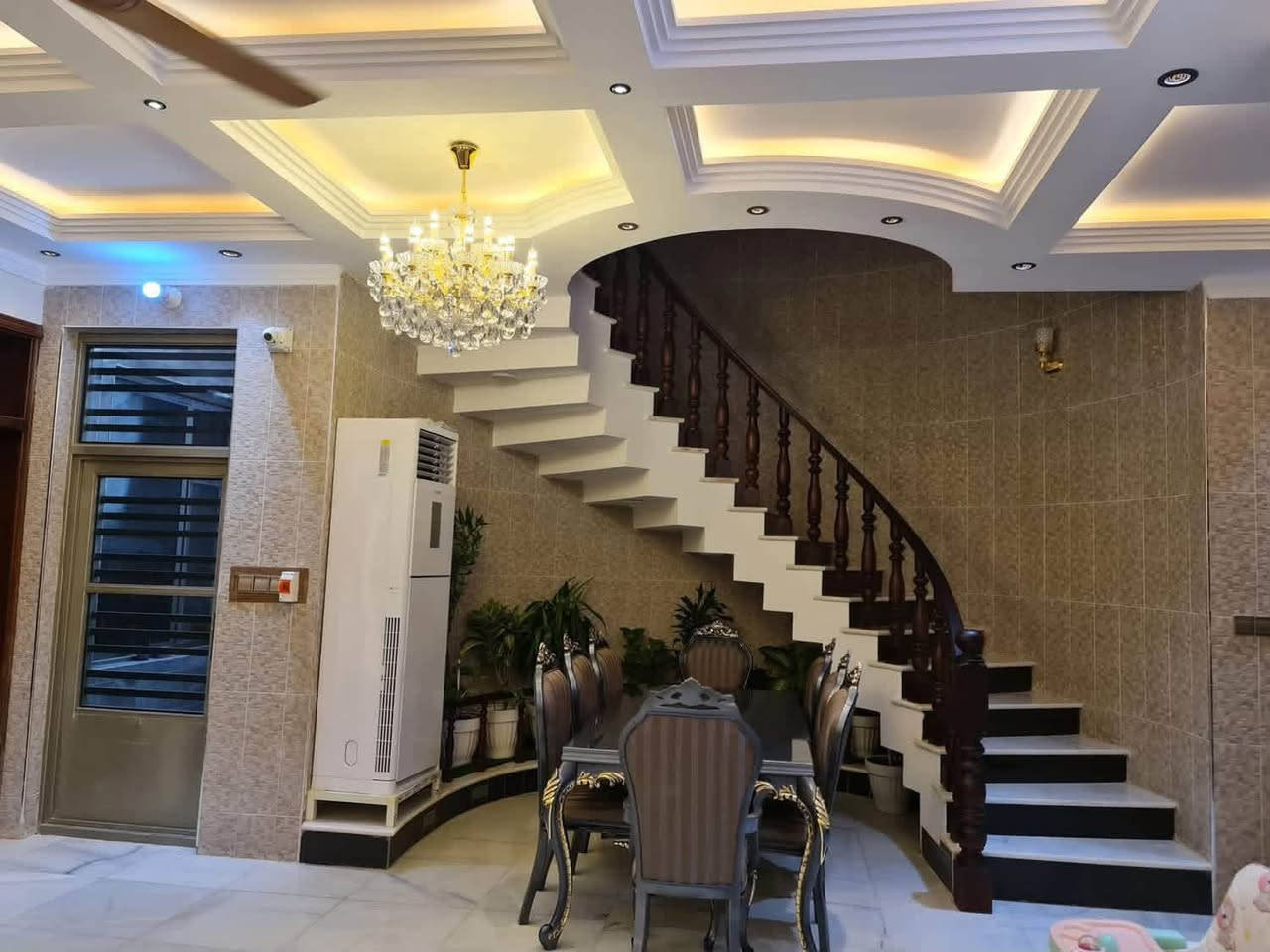 حي التجار البلديات
مساحه 200 متر واجه 10 ونزال 20

بيت ركن وتشجير جانبي وخلفي 

طابو ملك صرف

بيت بناء حديث 2023 درجه اوله

يحتوي ع 7 عرف نوم 

للاستفسار

***********

