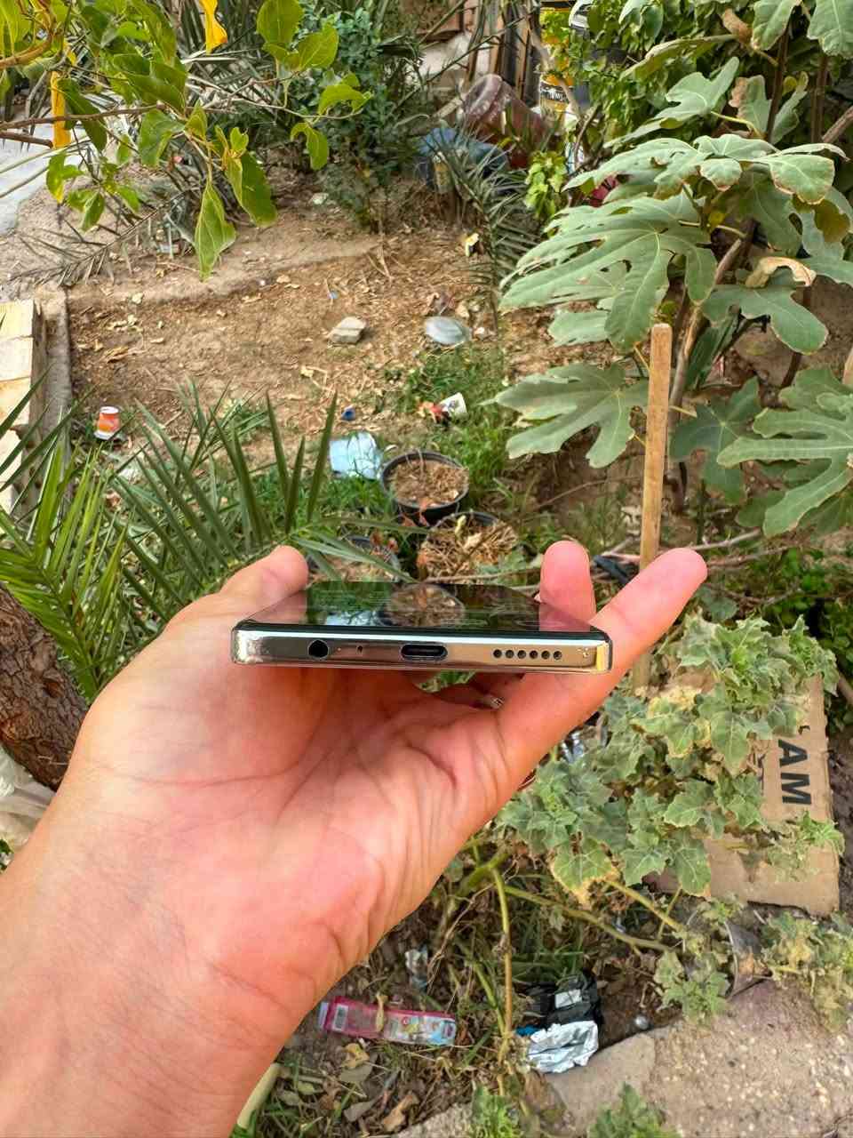 السلام عليكم 

موبايل تكنو كامون 30 

ذاكرة 256 رام 8G بطارية 5000 

بصمة بشاشة / كاميرا 50M OIS+2M 

جهاز مكفول من عطل وتصليح
 فقط بي فطر بالظهر موضح بالصور

سعر مناسب ب 230 بي مجال 

مكان الشطرة ***********
