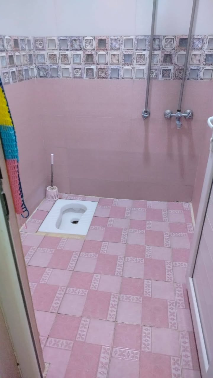 بيت 75 متر طابو صرف سكني حي بدر واجهه5نزال15 طابق واحد غرفه نوم 5x4,60. وهول 4x4,60  وحولي كبير صحيات عدد 2 بناء سنه2019 بلوك اساس رفت شارع عشرين سقف ارتفاع 3،و20 بطن الركن السعر 95للاستفسار ***********
