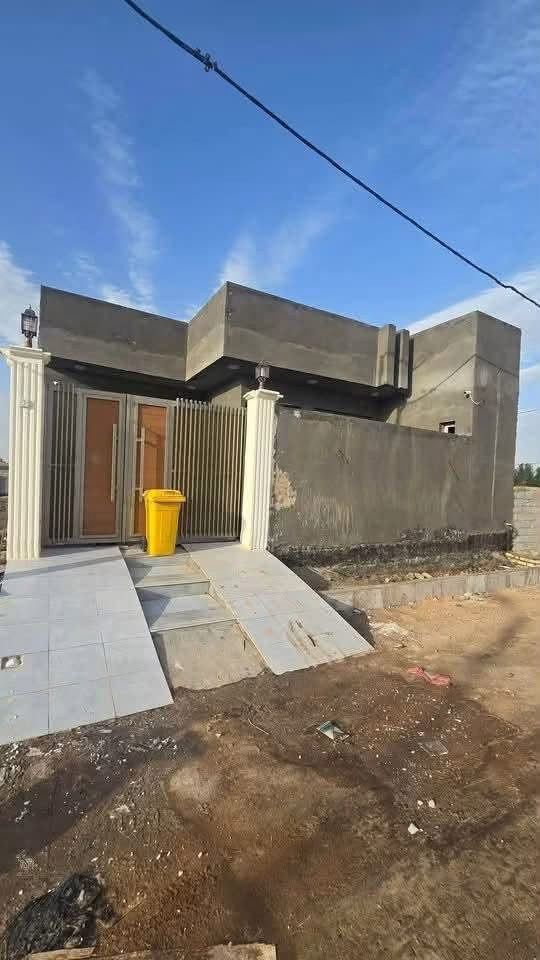 بيت للبيع 
المساحه : 200 م زراعي كونكريت مساح 
الموقع: حي الجامعة مجاور حيدر ابن حجي هندي 
بناء جديد + جاري العمل بالواجهه
محتويات البناء ( غرف نوم 2 + مطبخ حار وبارد + استقبال + صاله + صحيات داخليه وخارجيه + مخزن مع البيتونه 
خدمات كامله رقم ابو البيت***********
