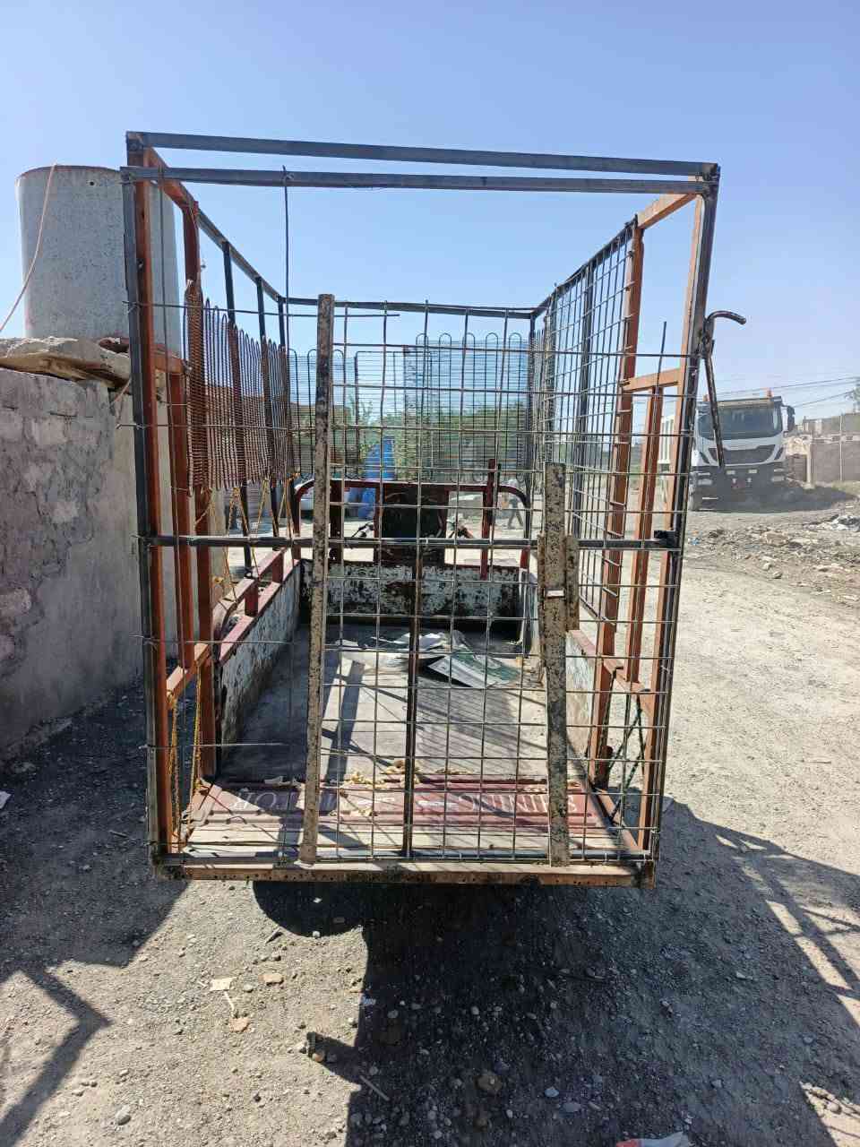 للبيع السعر 550 وبيها مجال سلف ليت شغال عنوان ايمن حي الشهداء الرقم *********** /// ***********
