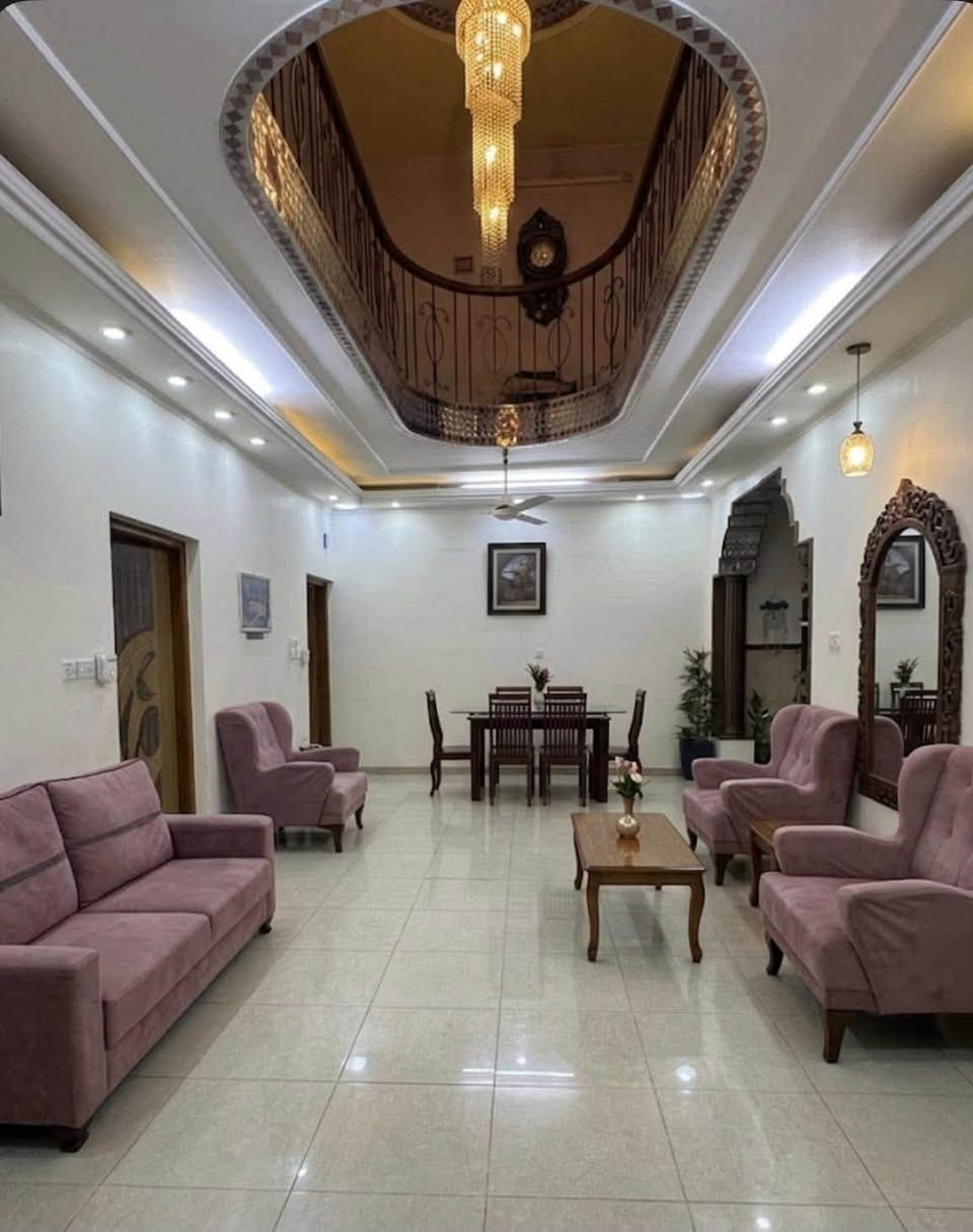 دار للبيع في منطقة البلديات الun  شارع ٣٠
المساحه ١٥٠ متر

الواجهه ٧ ونص

طابقين الطابق الاول  صاله وهول وغرفة وحمام ومطبخ

الطابق الثاني ٣ غرف نوم وحمام
عرض الشارع ١٥ متر 

السعر والاستفسار الاتصال على هذا الرقم

***********
