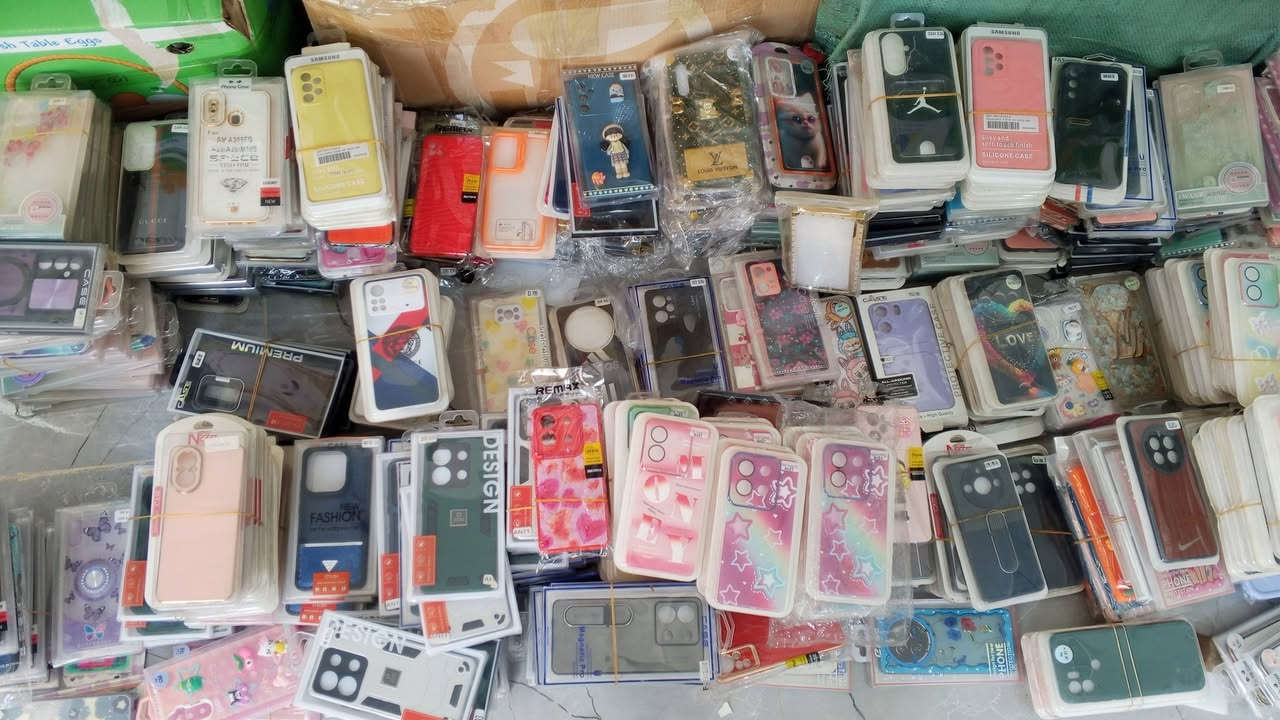 السلام عليكم 

متوفر كفرات جملة 

ايفون من. 7بلاس الى 15برو ماكس 

وكلكسي جميع الآيات من a04الى a72

هونر ريلمي ريدمي انفنكس بوكو 
واي 9s
9برايم 

شكد تريد نجهزك من 1000ال. 10.000قطعه 

واتساب ***********

