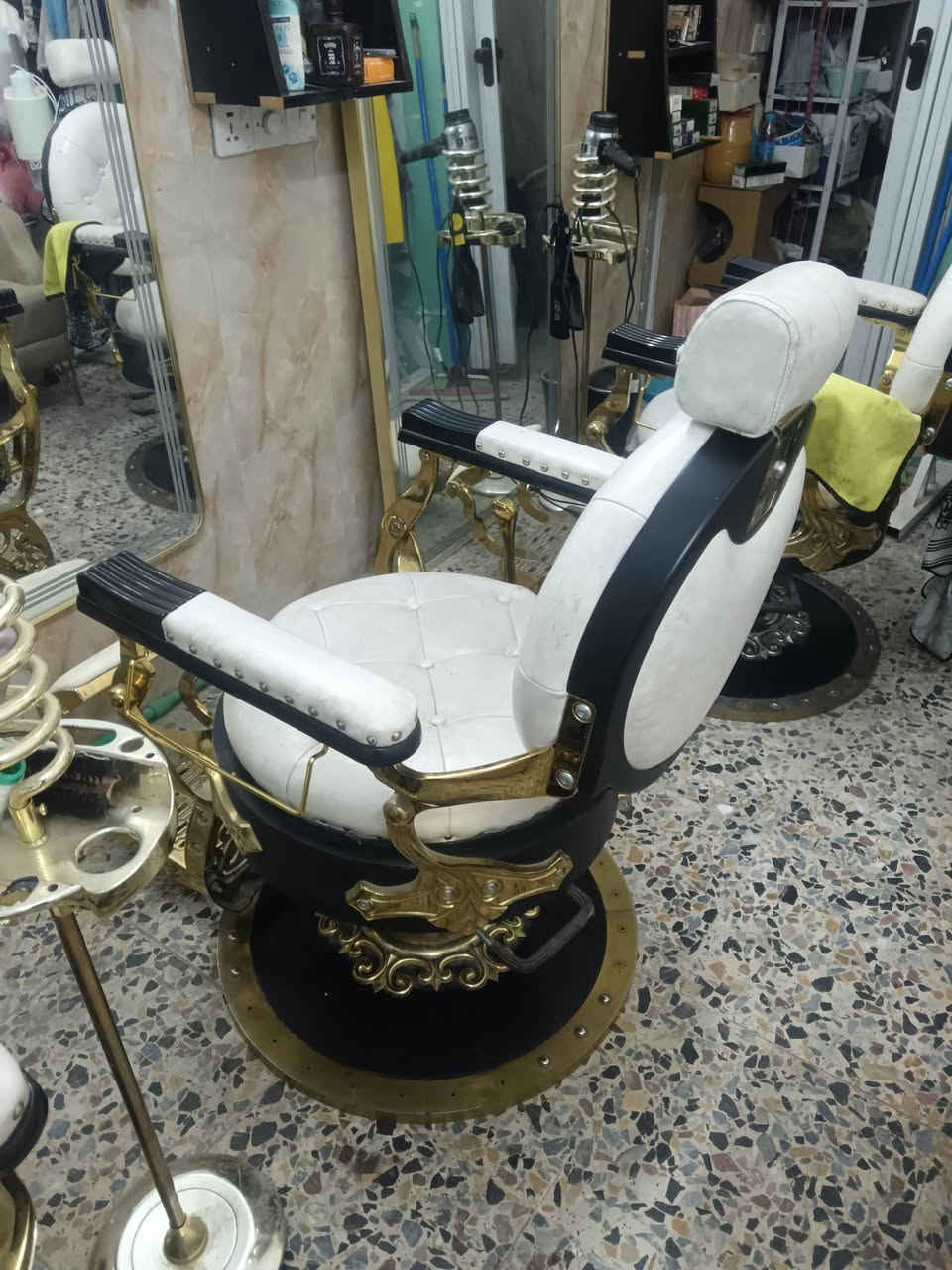 السلام عليكم أدوات حلاقة جديدة مستعمل قليل الي يريدهن يراسلني واتساب ***********
