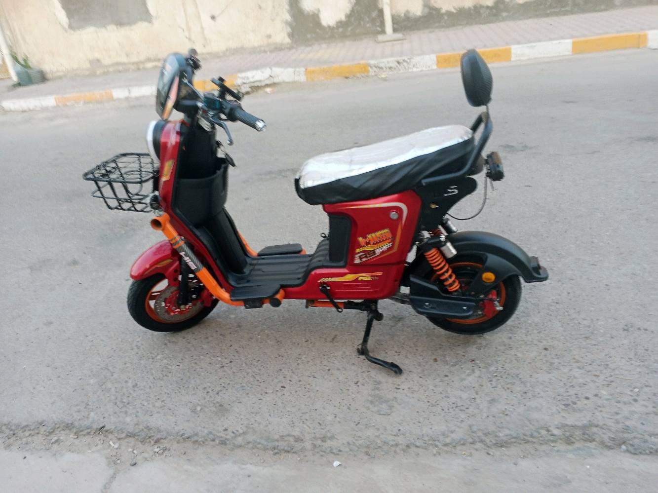 السلام عليكم 
دراجه شحن للبيع استعمال قليل
النوع R9 PBO HIS
فول مواصفات السرعه في الشاشه 99 وهمي حقيقي 60-70 حسب الوزن وتحمل 
وزن  150-200 كيلو 
البطاريات عدد 5 32 امبير 
دبل اشاره لايت بوما اربع الوان
وعالي لونين تجوى ومرايات 
كاربون فايبر ابريكات دسك 
دهن ودبلات غاز وشاحنه وياها سعرها 535 الف وبيها مجال
مكاني بغداد المحموديه الرقم ***********