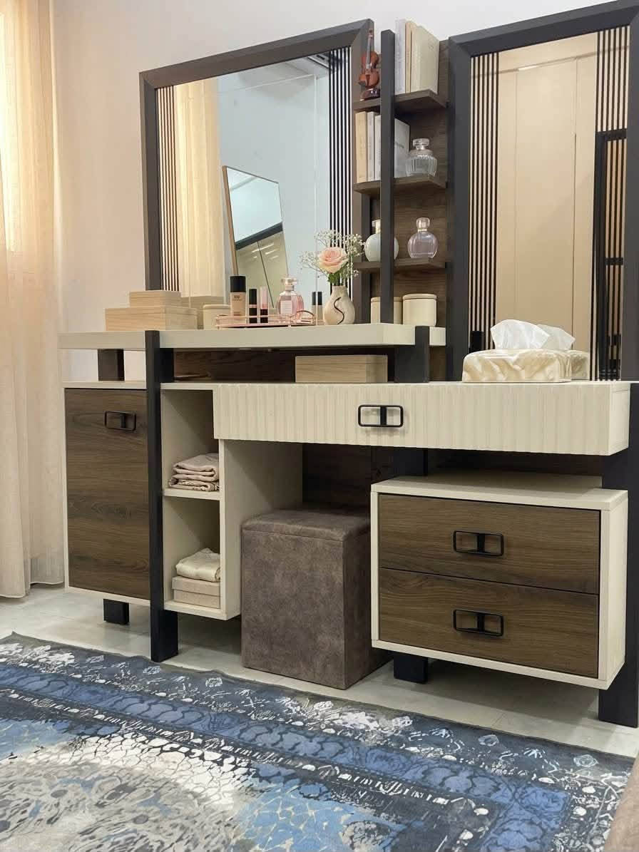 نضافه 95/100
جديده نضيفه كلش 
7  قطع 🇹🇷 تصميم رهيب 
اناره داخل الكنتور 💡
اناره بالسرير 💡
اناره بالميز 💡
كامل مع المندر 
السعر (مليونين )وبيها مجال البصره حي الاساتذه ***********
