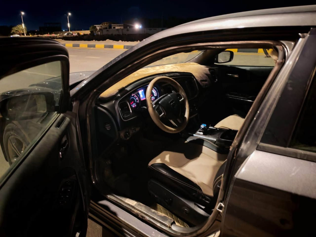 جارجر sxt
موديل 2014
4 ويل 
رقم بغداد 
بدون حادث فقط دعاميات بأمريكا
بيها جاملغ صبغ بدون فتح
گير فول
مكينه طابوگة جديدة
السعر

***********
