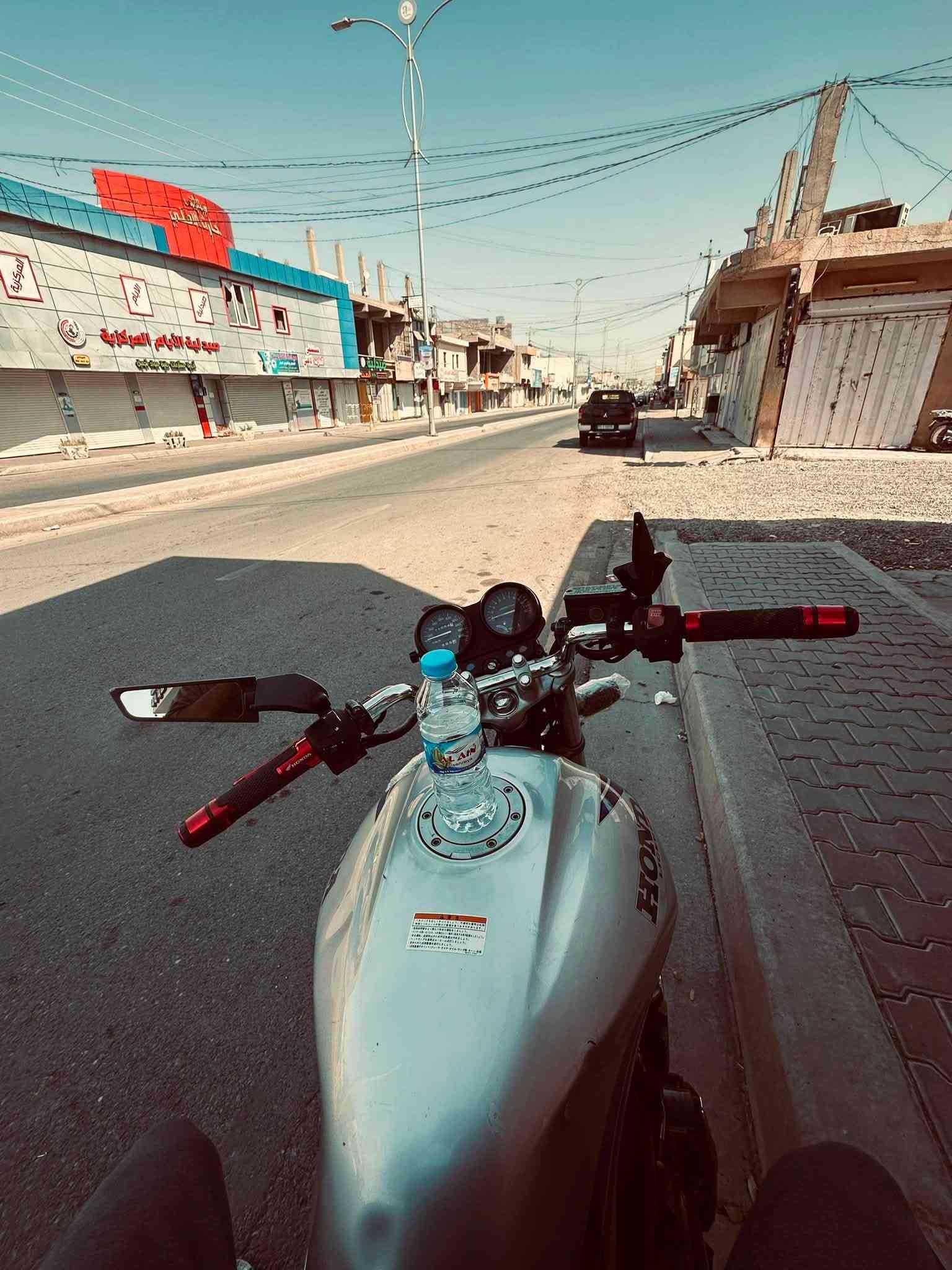 لسلام عليكم 
شباب اليوم جبتلكم cb400 موديل 2004
جيل ثاني هايبر 
حاويه شرط قبل شهرين نازله من لمعرض 
لمزاد مالته موجود 
ماشيه 11 الف حقيقي 
دراجه مزود عليهه من
كلجات رياضي + يدات رياضي + دبلات bm + صالنصه رياضي+ وصالنه كاتم مالت شركه 
دراجه من لمعرض عل بيت شرط كفاله عامه وراح نزل الكم صوره 
رجاءا لحد يكسر بحلال العالم واذا ما تعرف شنو الحاويه وشنو اسعارهن لا تحجي من يمك وتنطي سعر 
مكلف بل نشر رقم صاحب دراجه 
***********

سعر 20 وبي مجال
