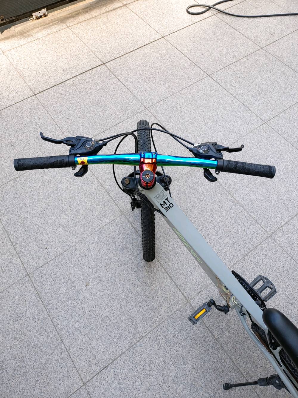 النوع: Mountain Bike رياضية
الموديل: MT310
السرعات: 21 سرعة (3 أمامي × 7 خلفي)
الفرامل: ديسك أمامي وخلفي
التعليق: مساعد أمامي
الإطارات: MTB للشارع والطرق الوعرة
تبديل السرعات: أمامي وخلفي
المقود: ملون بتصميم قوس قزح
الإضافات: حامل قنينة + ستاند جانبي
اللون: رمادي/أبيض
الحالة: مستعملة، نظيفة، مابدل بيه شي فقط چوب

السعر :175 ألف( وبي مجال هواي لأن مستعجل عليه) 

المنطقى : بغداد الدورة 

للتواصل : ***********
شنو قياس الدراجة بالضبط؟ (26 أو 27.5 أو 29) حتى يكون واضح للمشتري: 
26
الماكينة بيها أي عيوب أو تحتاج صيانة حالياً لو شغلتها سليمة؟: 
سليمة
تريد أذكر إذا السعر قابل للمساومة بشكل بسيط أو مستعجل على البيع؟: 
مستعجل على البيع وبين مجال هواي
التسليم بس ببغداد/الدورة لو تكدر توصل لمكان ثاني داخل بغداد؟: 
التسليم بغداد الدورة واكدر للبوعيثة
تقبل تجربة قبل الشراء أو فحص من المشتري؟: 
نعم جميع أنواع التجارب والفحص بدون أي خجل
