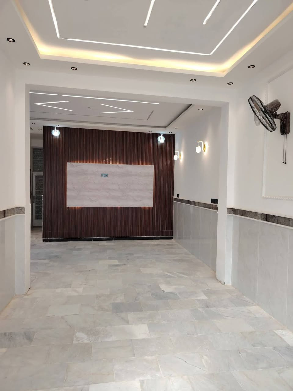 🌟 فرصة ذهبية لا تعوض | تحفة فنية للسكن الراقي 🌟
​🏠 دار مساحة 100 متر | طابقين (بناء طابوق درجة أولى)
​📍 الموقع الاستراتيجي:
​العنوان: الحولي مستشفى كفيل ـ خلف مطعم حجي حنيص مباشرة.
​الحيوية والقرب: يبعد عن طريق الزوار أقل من 50 متر فقط!
​الموقع الديني: يبعد عن مرقد الإمام الحسين (عليه السلام) أقل من 3 كيلومترات.
​📜 الوضع القانوني:
​سند 25
​إقرار محكمة + مكاتبة أصولية مع صاحب الأرض.
​📞 للاستفسار ومزيد من التفاصيل:
يسعدنا تواصلكم معنا عبر الاتصال أو مراسلتنا عبر الواتساب:
​***********
​🏢 مكتب سمو الملك للعقار والمقاولات
ثقة، تميز، وفي خدمتكم دائماً لتلبية كافة طلباتكم العقارية
#عقارات_كربلاء #كربلاء #بيت_للبيع #دار_للبيع #مجمع_الفرات #استثمار_عقاري #عقار #عقارات_العراق #بيت_جاهز #بناء_حديث #ديكورات_مغربية #فرصة_استثمارية #شراء_بيت #سكن_راقي #عقار_كربلاء #بيوت_كربلاء #سند25 #عروض_عقارية #الماسة_للعقار #عقارات
