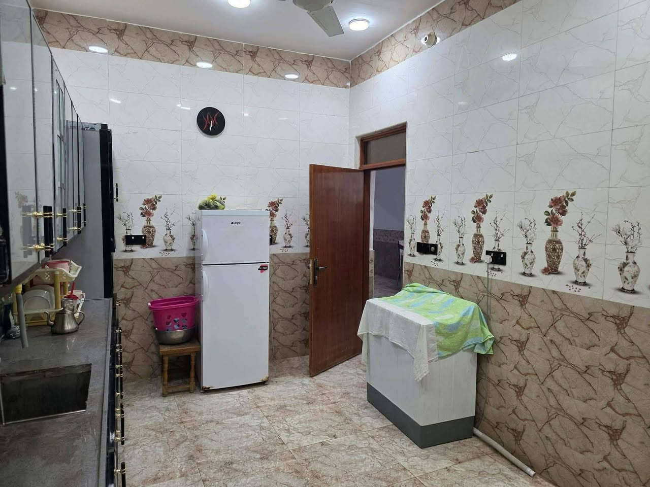 السلام عليكم دار سكن للبيع حديث في الكوت منطقة حي الحكيم نزلة شارع زرزور يقع على شارع رئيسي بالقرب من الشارع العام مساحتة 170م الوجة 7 والنزال 24 وشارعة 12م البناء طابوق درجة اولى والسقف صب مسلح والارضية والجدران سيراميك ويتكون البيت من غرفتين نوم وصالة واستقبال ومطبخ وصحيات داخلية وخارجية ومرقم من قبل البلدية السعر 55 وبي مجال الاستفسار الاتصال على هذا الرقم ***********

