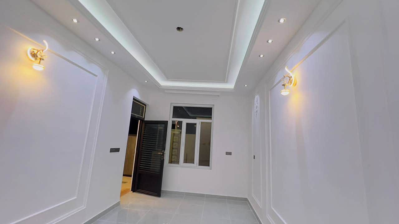 بيت للبيع قرب اسواق الصفوه
على شارع ٢٠ 
المساحه ١٢٥ حر غير مطلوب
بناء جديد ٢٠٢٦ كونكريت غير مسكون.
١ـ يتكون الطابق الاول من
طارمه ومطبخ واستقبال وصاله وغرفه ومنور وصحيات داخليه وخارجيه
٢ـ الطابق الثاني
 غرفتين وصاله وحمام كبير
وسطح اول
موقع مرتب شارع ٢٠ متر🌱
***********📞
