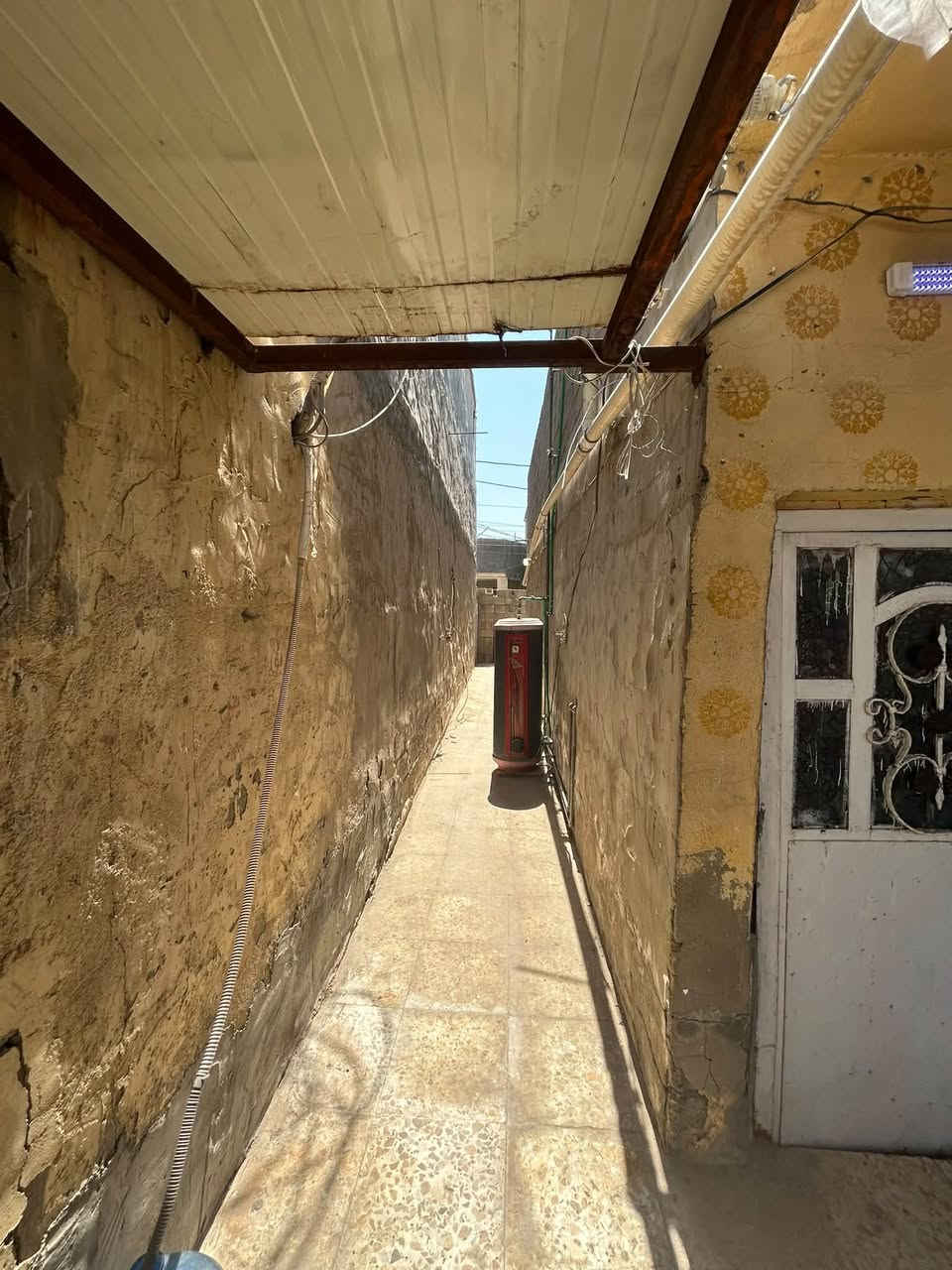 بيت للبيع مساحته ٢٠٠ متر يحتوي على استقبال+مطبخ+‏غرف عدد ٢ سعر ٦٥ وبي مجال عنواني الاصلاح قرب مدرسه عشتار رقم الهاتف ***********
