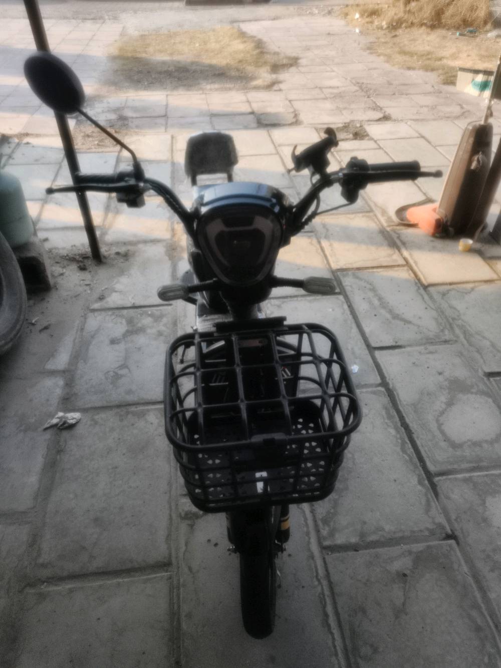 دراجه شحن حجم 14 شركه sk8
4باتريات 15 أمبير جدد قبل شهرين بدلتهن
عقل 500واط , 48 فولت 
سرعه حقيقي 40 
الدراجه كامله بس ناقصه سيم بريك أمامي مقطوع وبس
السعر 300 وبيها مجال
مكاني بغداد العامريه
***********