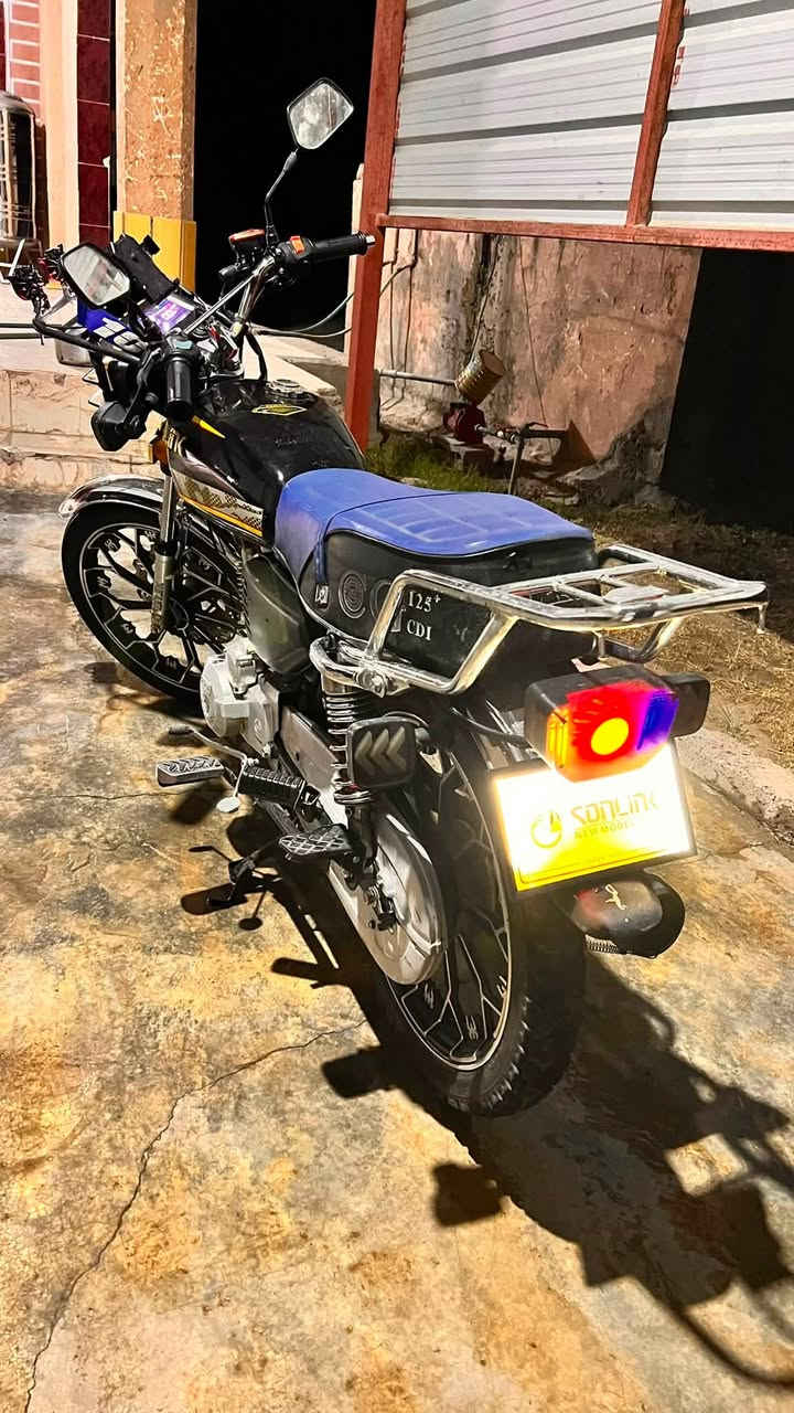 السلام عليكم دراجه 🏍️للبيع 💵 2025 
كهربائيات كلها شغاله شاشه شغاله 
شلعه ومعدل ⚡️نشاط خير  من الله 
كير دوار دراجه جديده بعدها السعر 650 💸
وبي مجال الستفسار 📞 ***********
