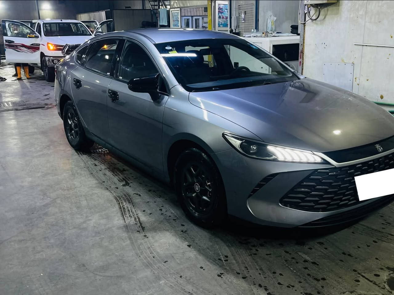 السلام عليكم 
للبيع  BYD كن بلاس موديل 2025 رقم بغداد السيارة جديده 
ممشاها 26 الف تحويل مباشر مكانها بغداد السعر 18600 وبيها مجال بسيط  مكانها بغداد 
للاستفسار ***********
