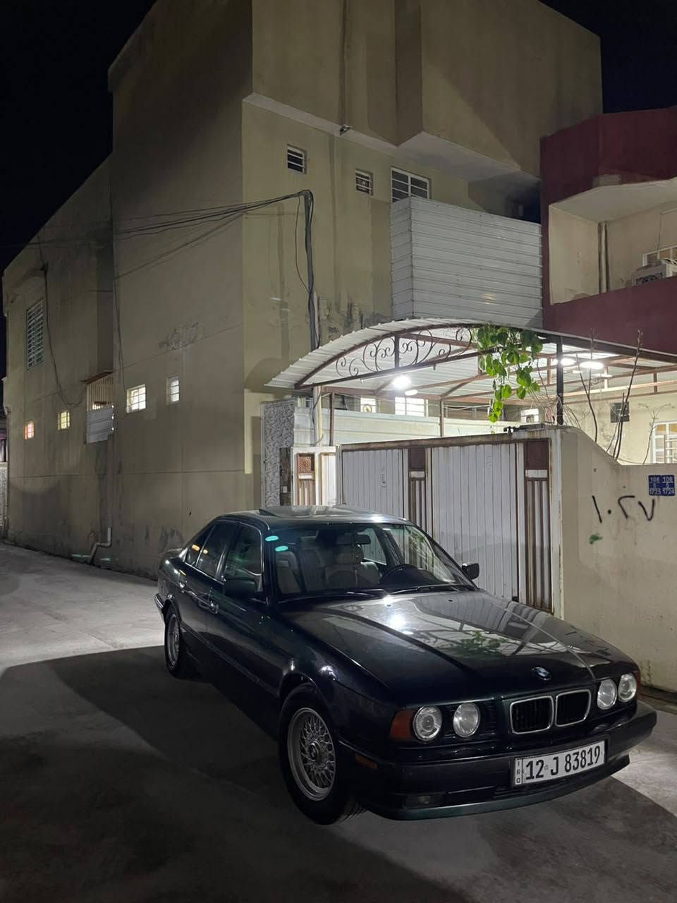 السلام عليكم للبيع BMW 525 موديل 91 كير ومحرك شرط طخم ورا وكدام جديد تبريد ثلج ❄️ بدون أي ضرر رقم جديد نينوى شرط التحويل بجم عريض طخم تاير جديد 
 سلايت داخل صاج ترايك وين ماتريد
سيارة مال ابو مصلحة مو مال تلزيك
صبغ عام درجة أولى مابيها رصعة وحده صفايح موس السعر ٨٠ وبيها مجال ملاحظة كلشي تلكي بالسوك اني السياره تعبان عليها والله يوفق الجميع للاستفسار الاتصال على الرقم *********** او ***********

