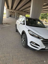 يالله توسان موديل 18 للبيع سياره نص فول بيها كم قطعه صبغ  مكان بغداد ا...