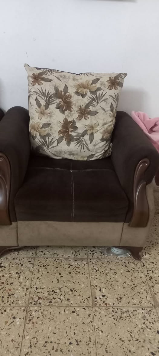 سلام عليكم نص تخم للبيع ٥ مقاعد  نضيف ***********
