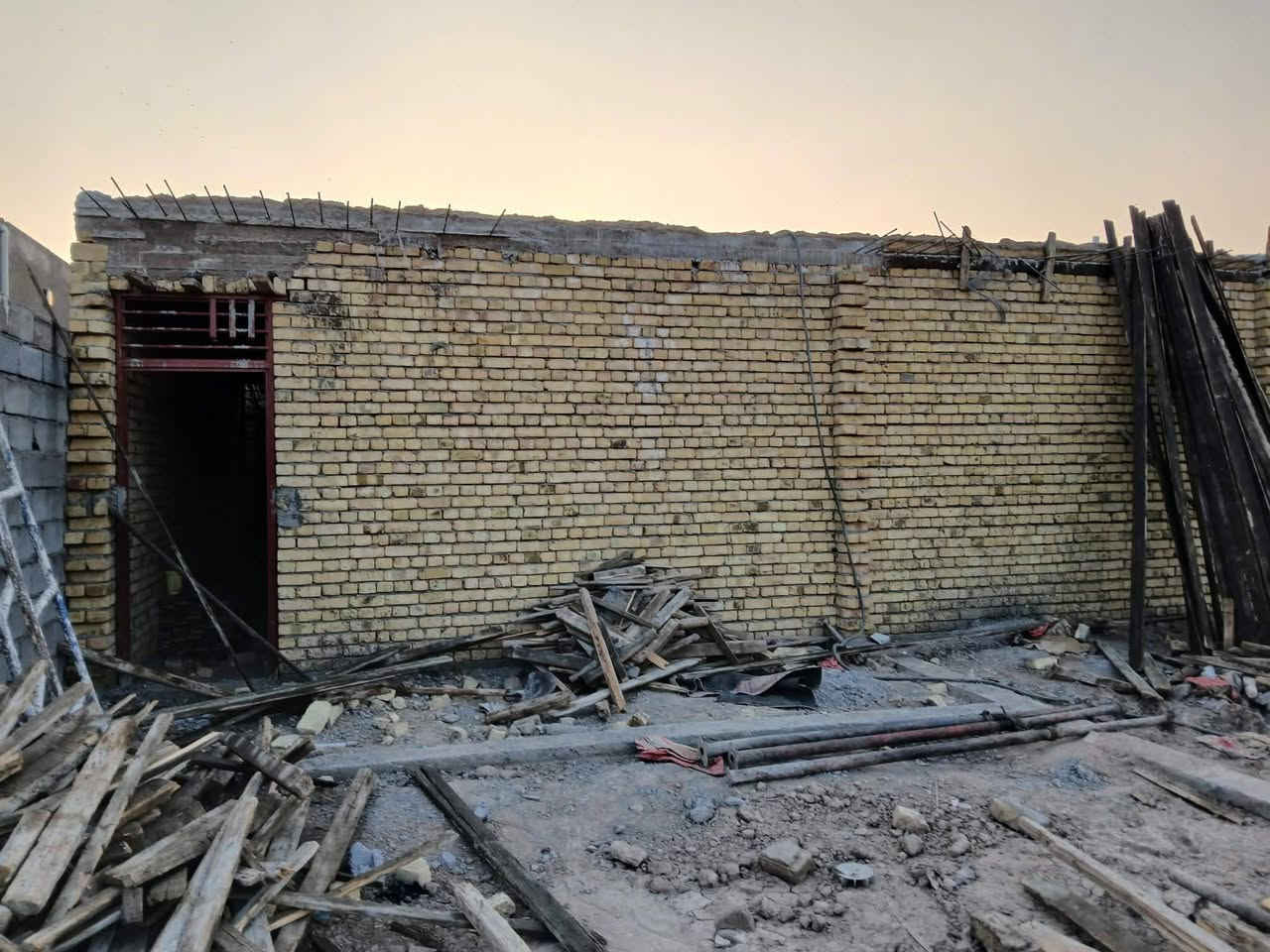 دار سكن في منطقة اليوسفيه قرب التارتان شارع المدرسه المساحه 500 متر متوفرة كافة الخدمات ماء كهرباء مدرسه مستوصف تبليط البيت صب مسلح عوزه كهرباء مجاري وارضيه للإستفسار اكثر ***********
