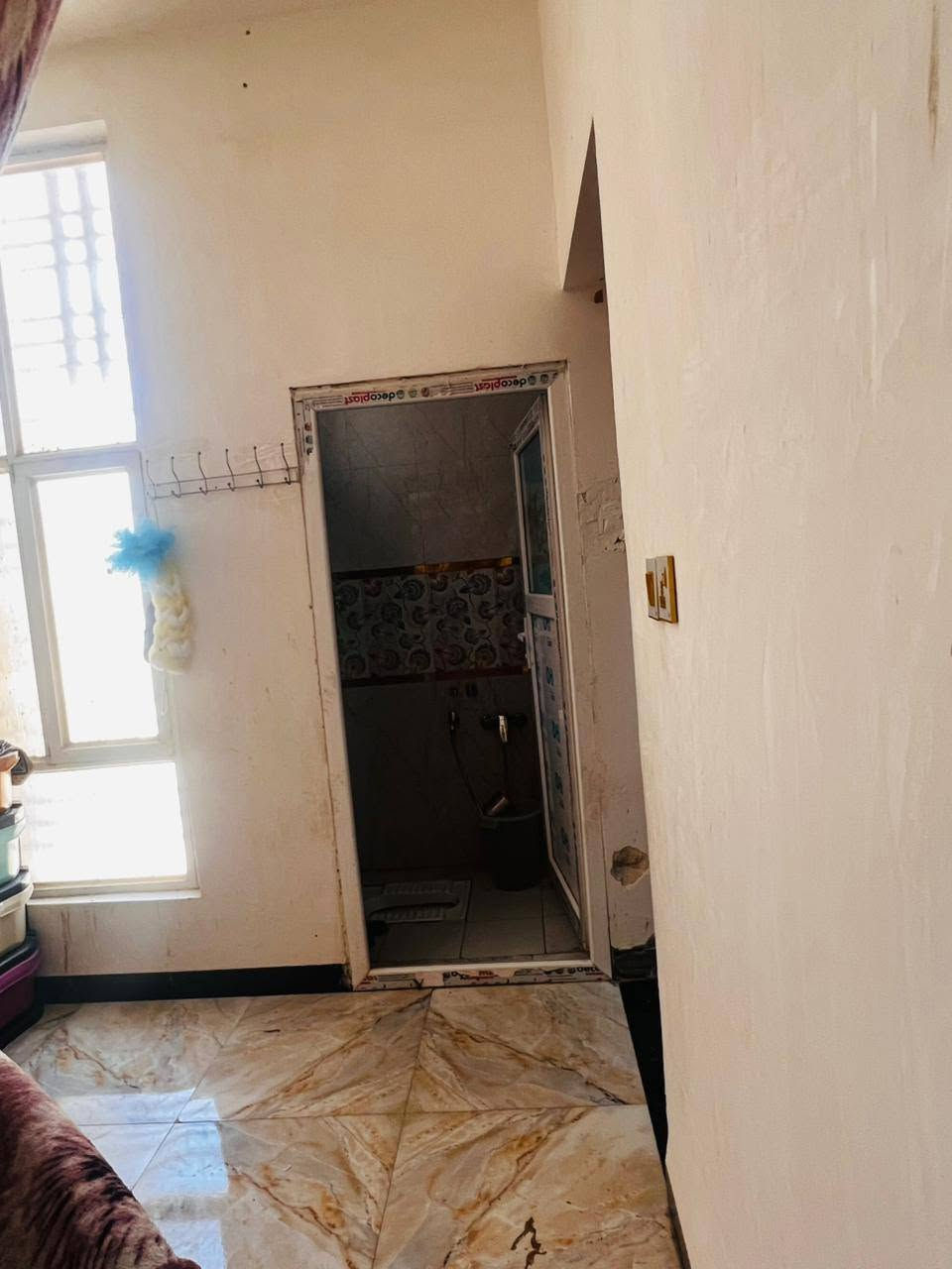 السلام عليكم 
دار للبيع ،،
المساحه 200 متر
بالانتفاضه الثالثه
خلف الشارع التجاري
يحتوي علئ 4 غرف نوم 
و2 صاله واستقبال كبير
ومجمع صحيات عدد3
وكراج كبير 
بناء حديث
طابق ونص

