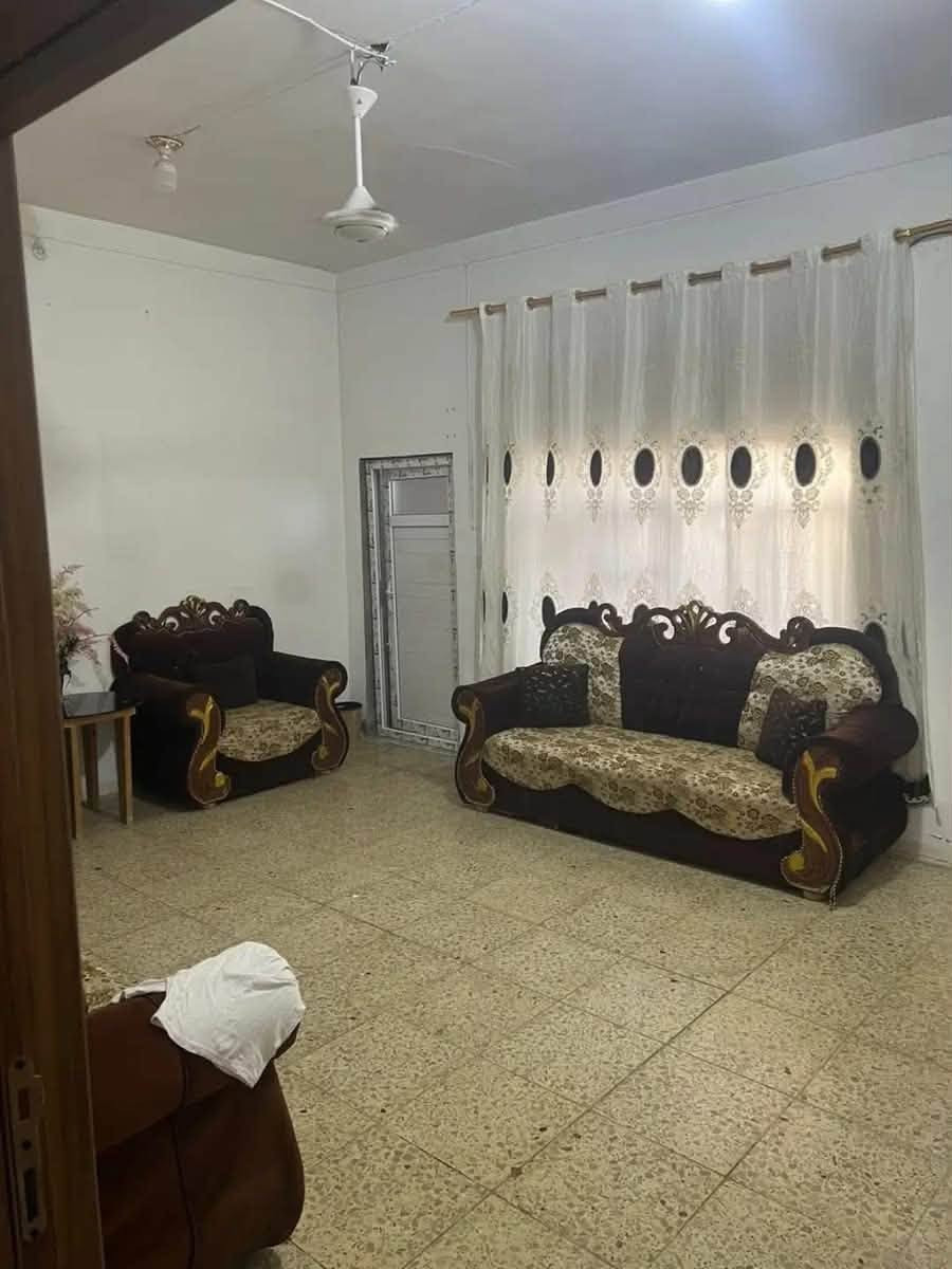 بيت للبيع
الموقع: منطقة البو شامان مقابل مدرسة غزة📍 
المساحة 500م 
يتكون من بيت رئيسي  ومشتمل مستقل و شقتين طابق ثاني
مناسب للسكن و للاستثمار 
البيت الرئيسي: • كراج كبير مع حديقة
• مطبخ 4x5
• هول 5x6
• غرفة ضيوف (خطار) 8x5
• موزع 6x4
• غرفة نوم مع سويت داخلي 5x4
الطابق الثاني: عبارة عن شقتين مستقلتين
الشقة الأولى: • موزع 5x4
• 3 غرف (5x4 لكل غرفة)
• مطبخ 3x3
• مجمع صحيات
الشقة الثانية: • مدخل مع مطبخ 3x3
• مجمع صحيات
• هول 5x4
• غرفة نوم 5x4
المشتمل الأرضي: • كراج كبير مع صحيات
• مطبخ 4x5
• هول 5x4
• غرفة مع سويت 4x5
• غرفة صغيرة تستخدم مخزن
للاستفسار:
***********
