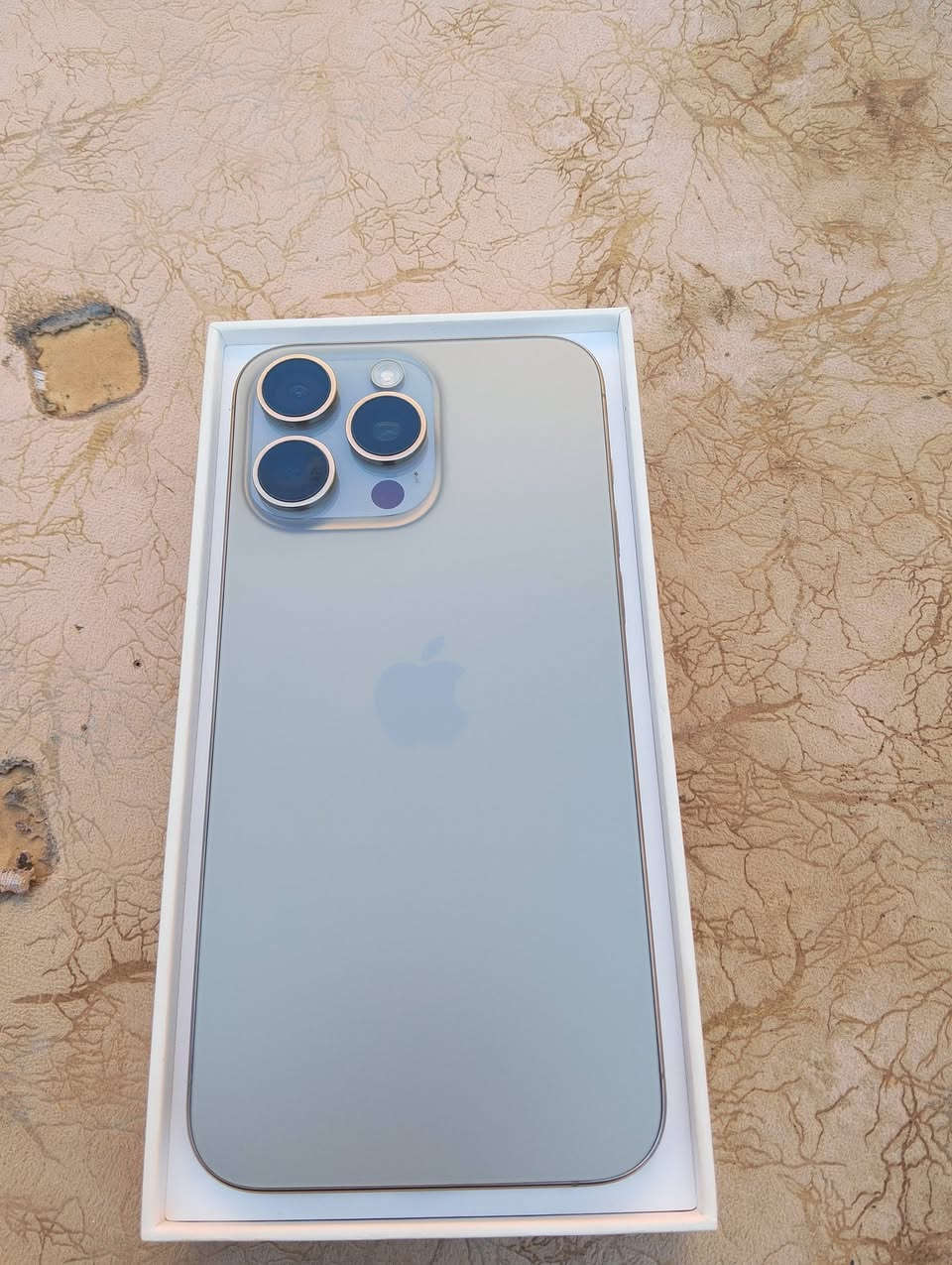آيفون 15 برو ماكس (iPhone 15 Pro Max)
الذاكرة: 256 جيجابايت.

النسخة: شرق أوسط 

حالة الجهاز: بلادي 100%، غير مفتوح نهائياً، وما مبدل بيه أي قطعة 

نسبة البطارية: 87% 

السعر: 1,000,000 دينار عراقي بي مجال بسيط

المكان: بغداد
للتواصل: ***********
