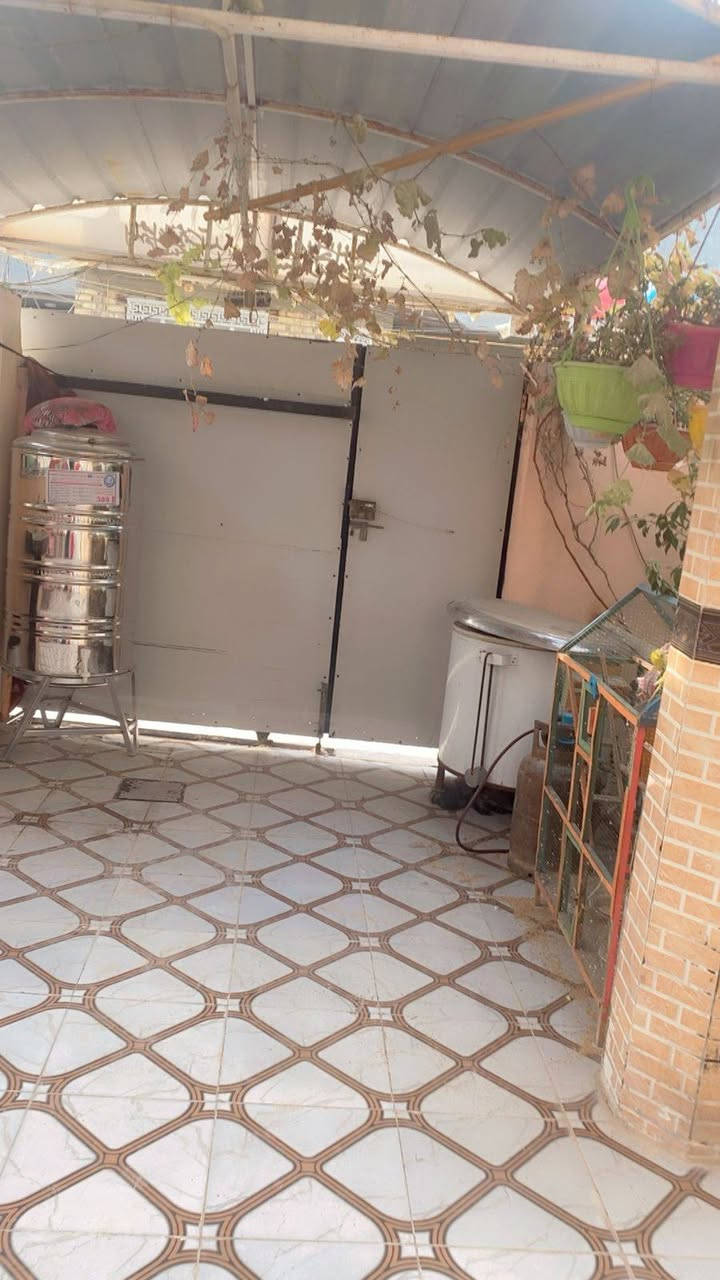 بيت زراعي سند 25  مساحه 200 متر البيت مكون من غرفتين وموزع واستقبال وحمام +صحيات داخليه وصحيات خارجيه ومطبخ ومنورين ع يمين البيت و ع يسارة بعرض 1متر ونص ويوجد طابق ثاني سندويتش ودرج خارجي للطابق الثاني يعني بيت فوك وبيت جوة الفوك كامل ماء ومجاري وكهربا
البيت صب مو عكاده بنيانه نضيف وكلشي جديد سيراميك واجهيه مثل ما موضح ب الصور المنطقه امان وهدوء 
مكانه بابل حي الصدرين قرب الساده البو خطه 
سعرة 110 وبي مجال قليل
الأتصال..*********** وبي واتساب
